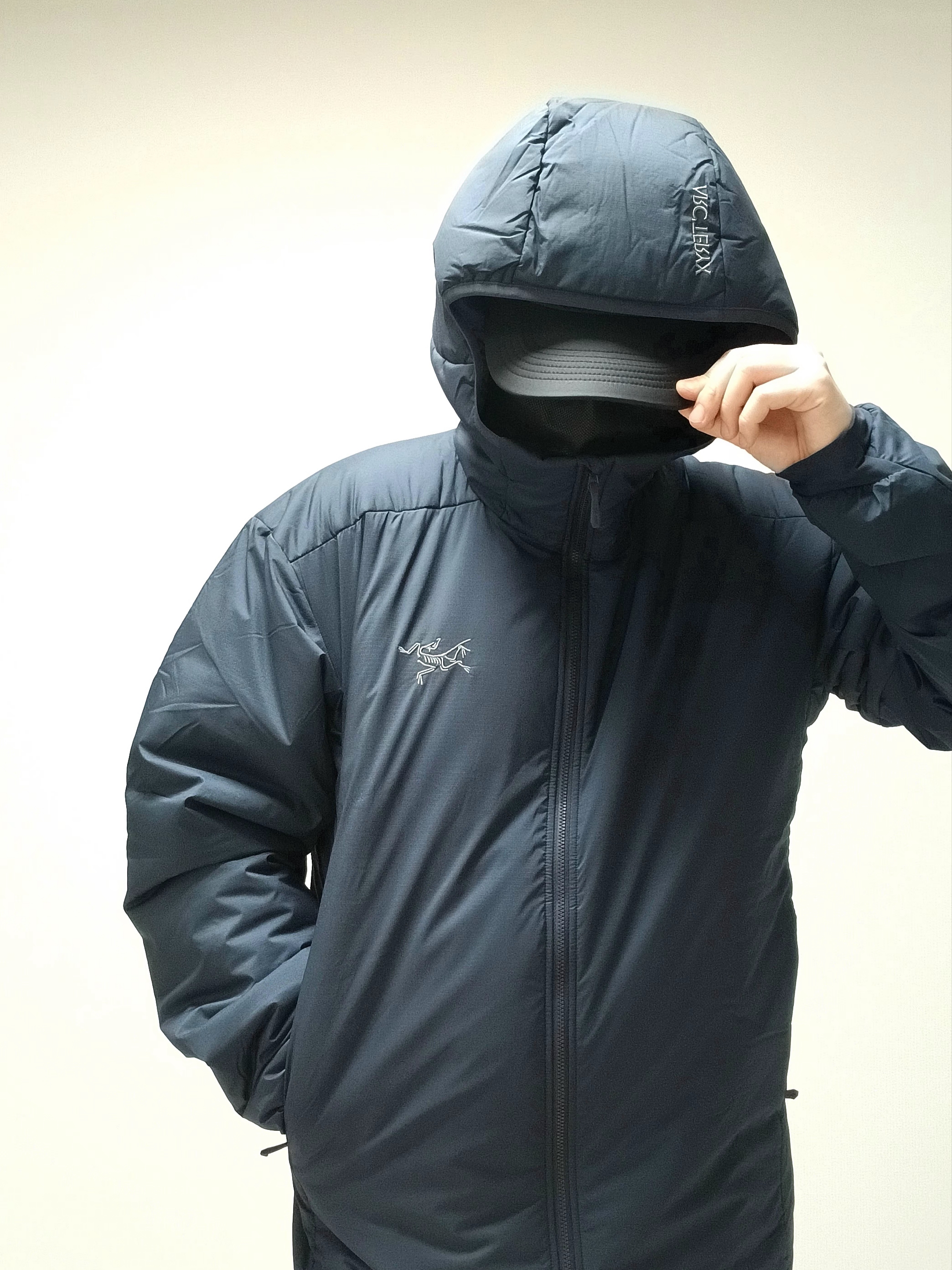 Nike ACG Trail Cap Black, Arc'teryx Atom SV Hoody Black Sapphire 착용 스타일 - 4