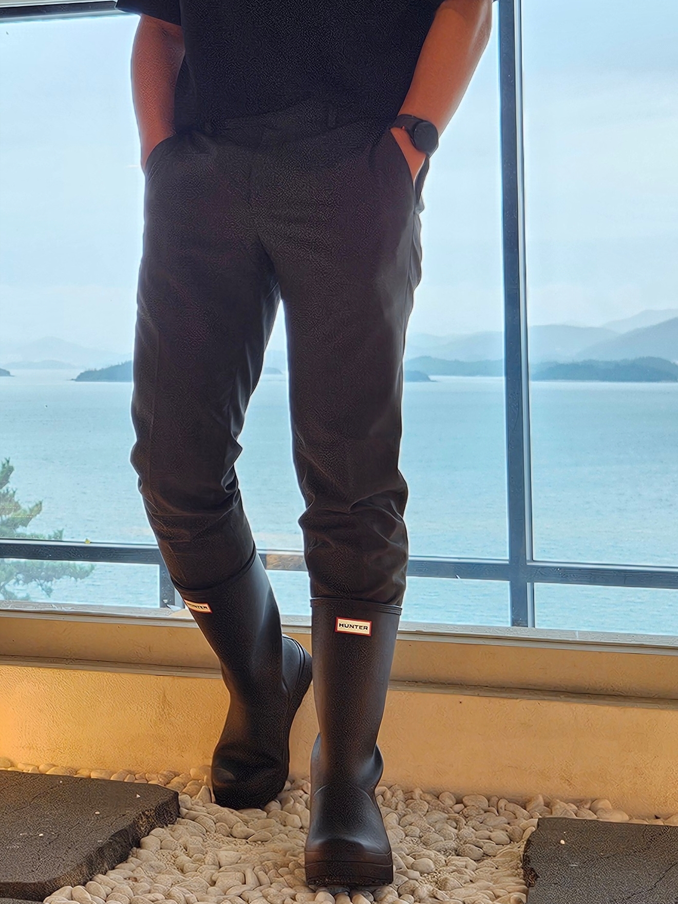 (W) Hunter Play Tall Wellington Rain Boots Black 착용 스타일 - 3