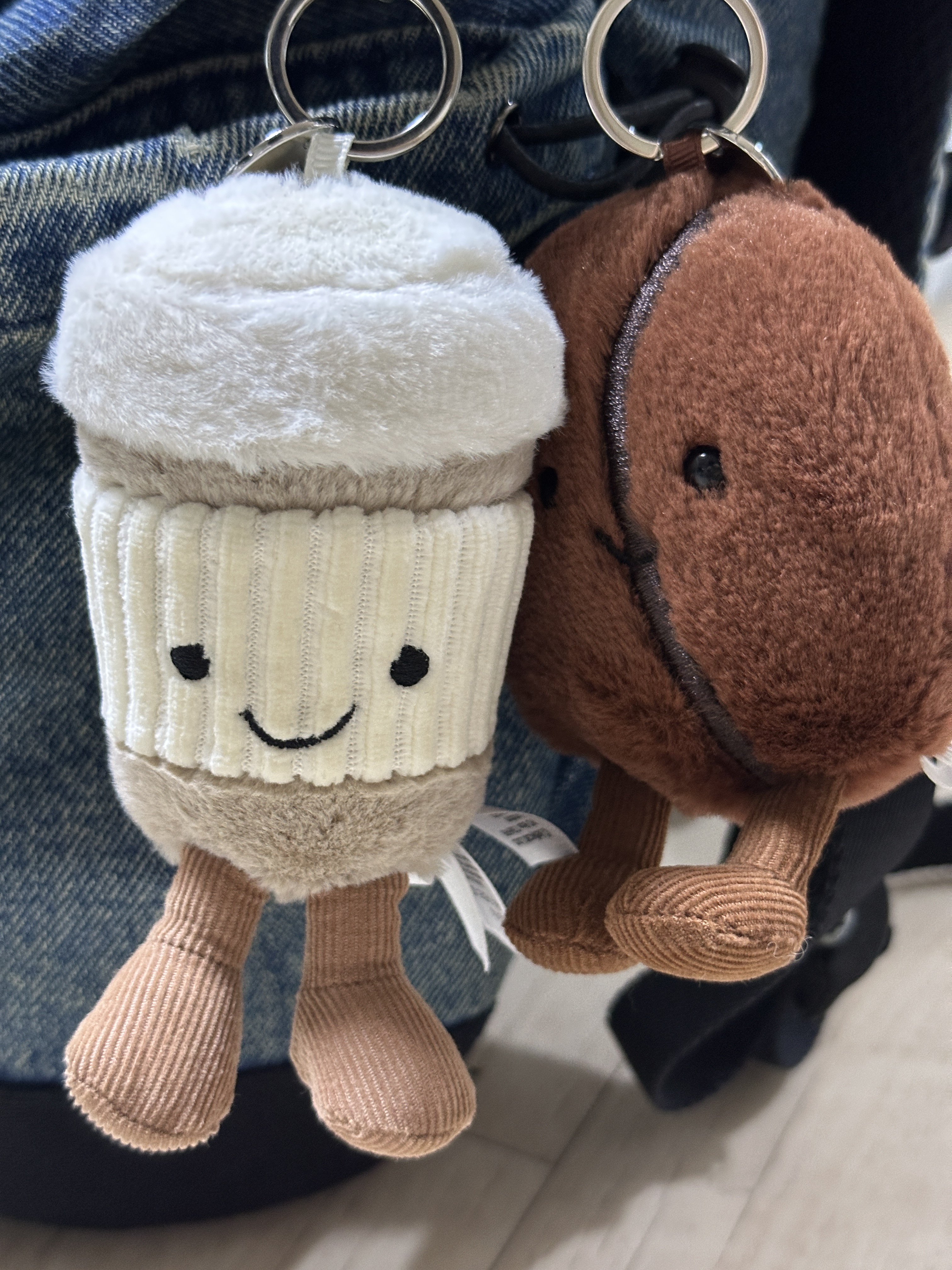 Jellycat Amuseables Coffee Bean Bag Charm Brown, Jellycat Amuseable Coffee To Go Bag Cham Beige 착용 스타일 - 1