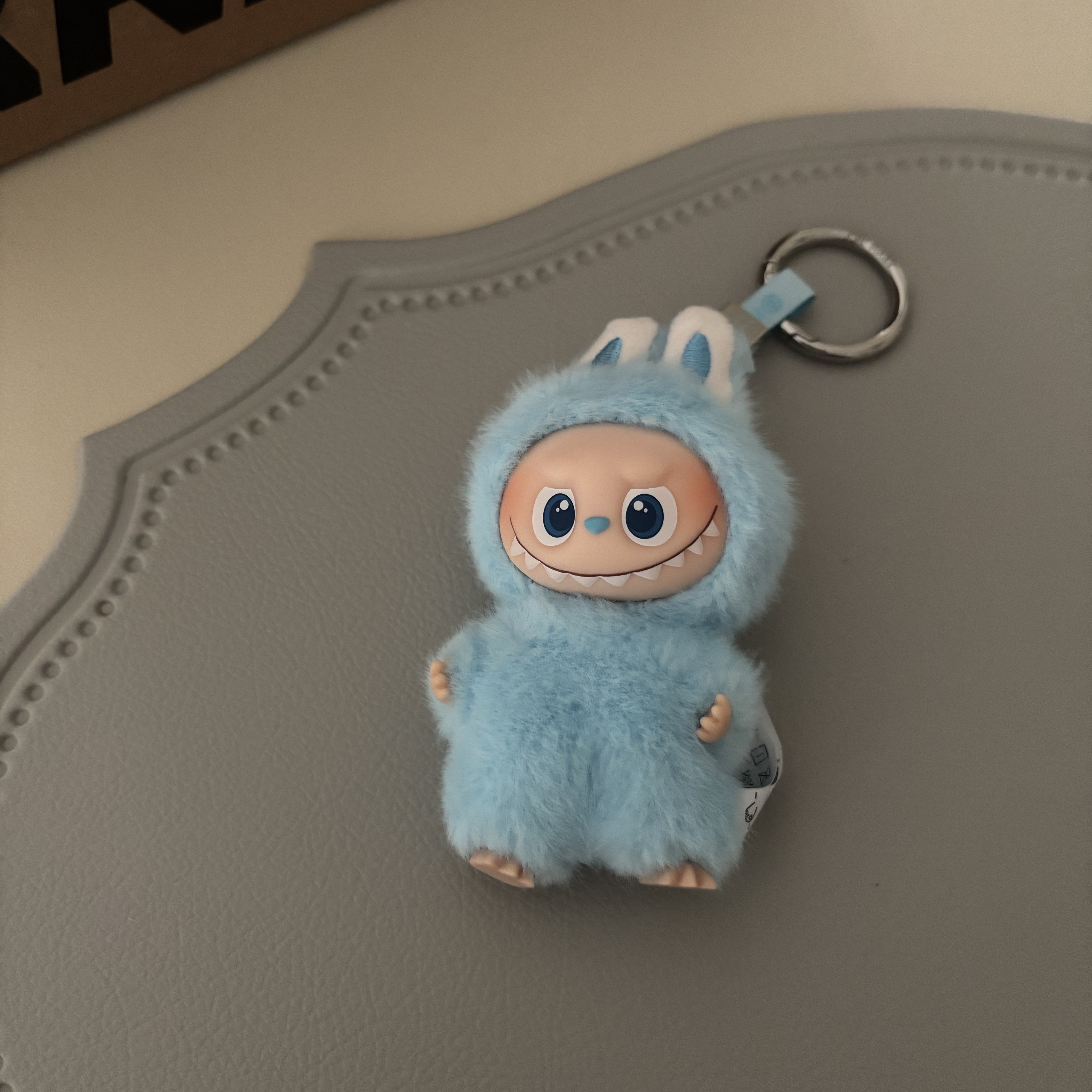 Pop Mart Labubu The Monsters Pin For Love Series Vinyl Plush Pendant Sealed Case (A-M) (1 Blind Box) 착용 스타일