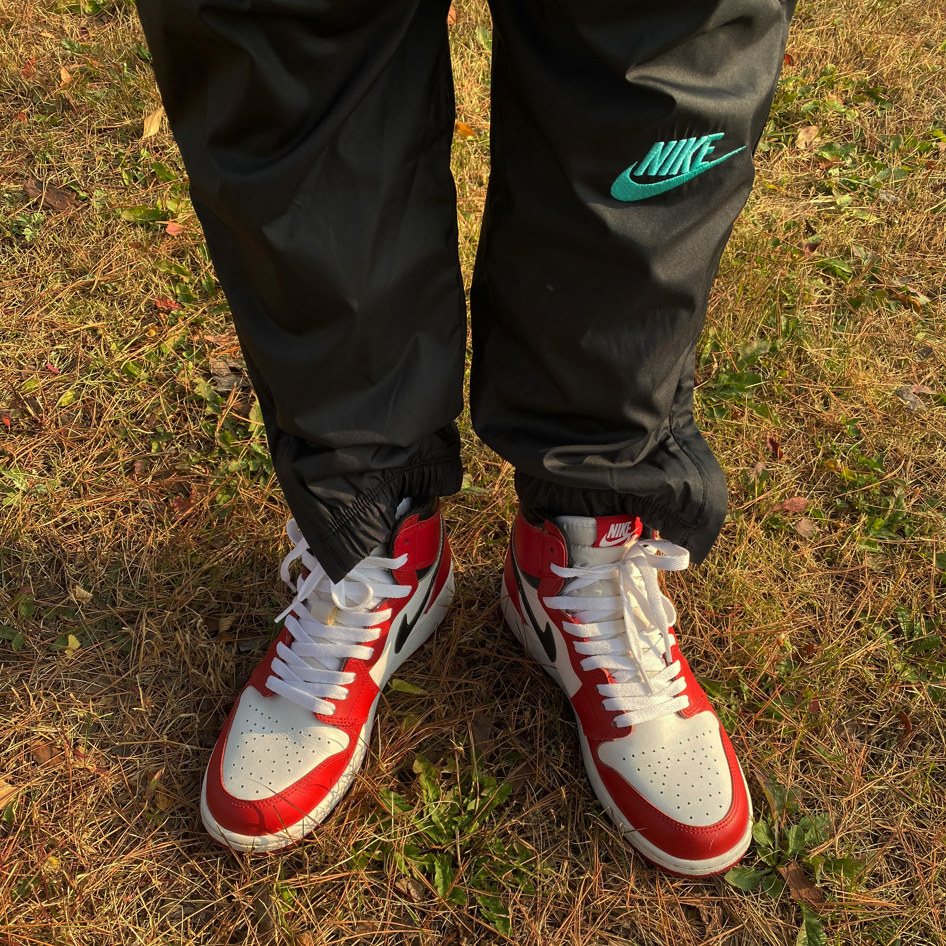 Jordan 1 Retro High OG Chicago 2015, Nike x Atmos NRG Vintage PTHWK Track Pants Black 착용 스타일