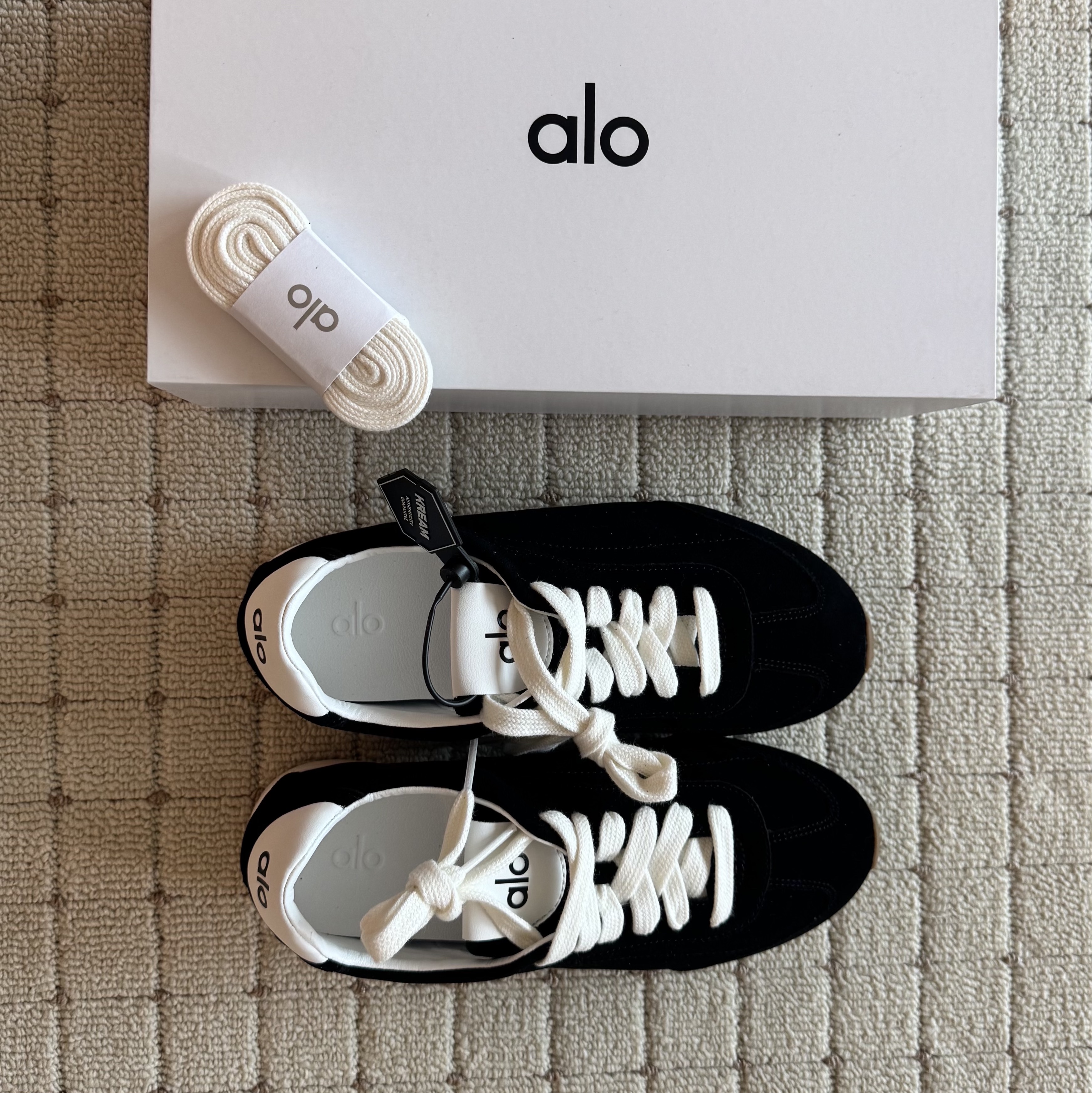 (W) Alo Yoga Sunset Sneaker Black 착용 스타일 - 2