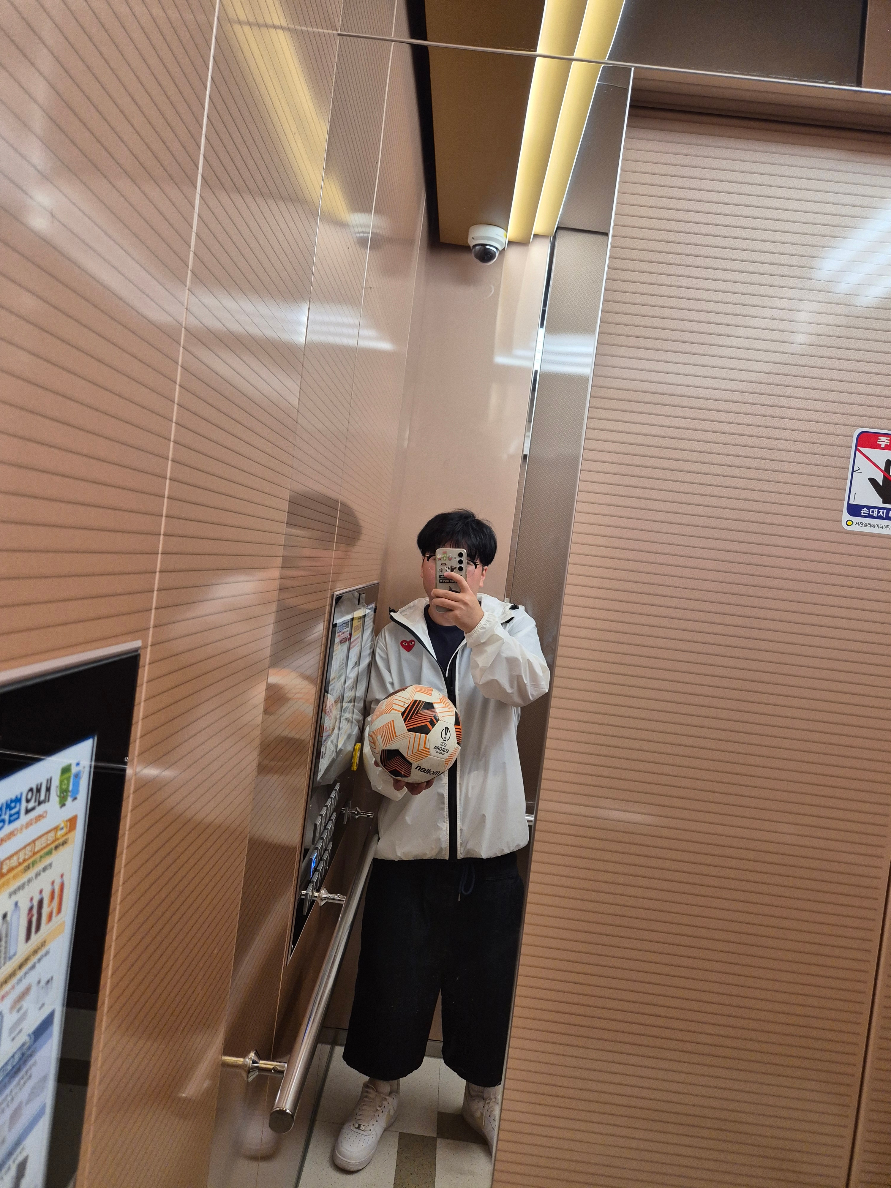 Play Comme des Garcons x K-Way Full Zip Jacket White 착용 스타일