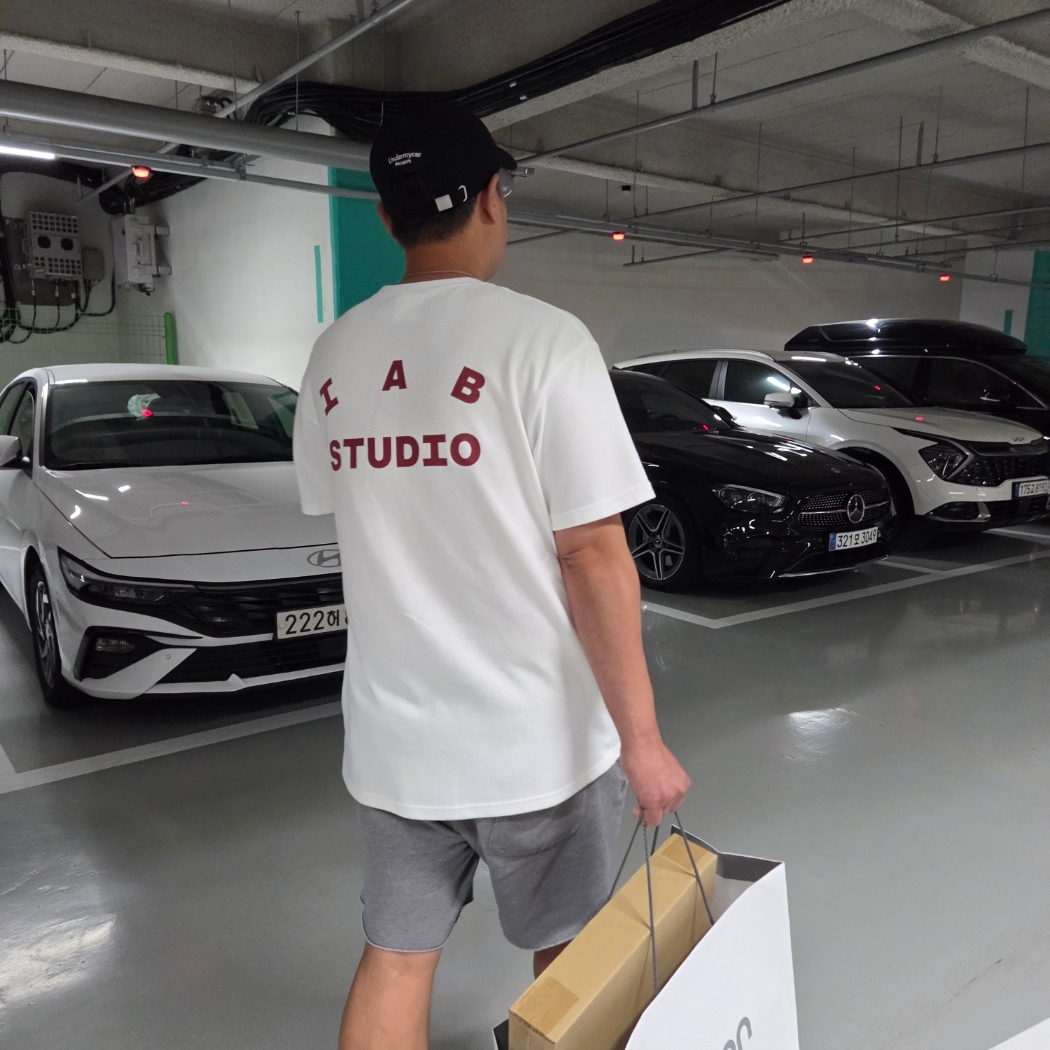 IAB Studio T-Shirt White Burgundy 착용 스타일