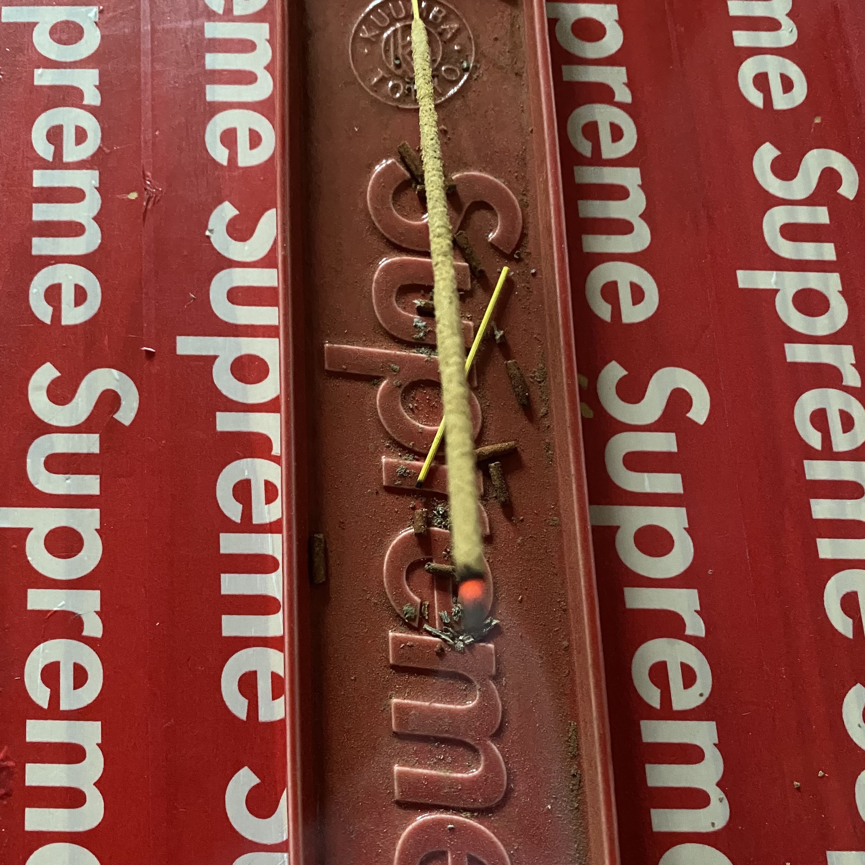 Supreme Kuumba Incense Tray Red - 24SS 착용 스타일