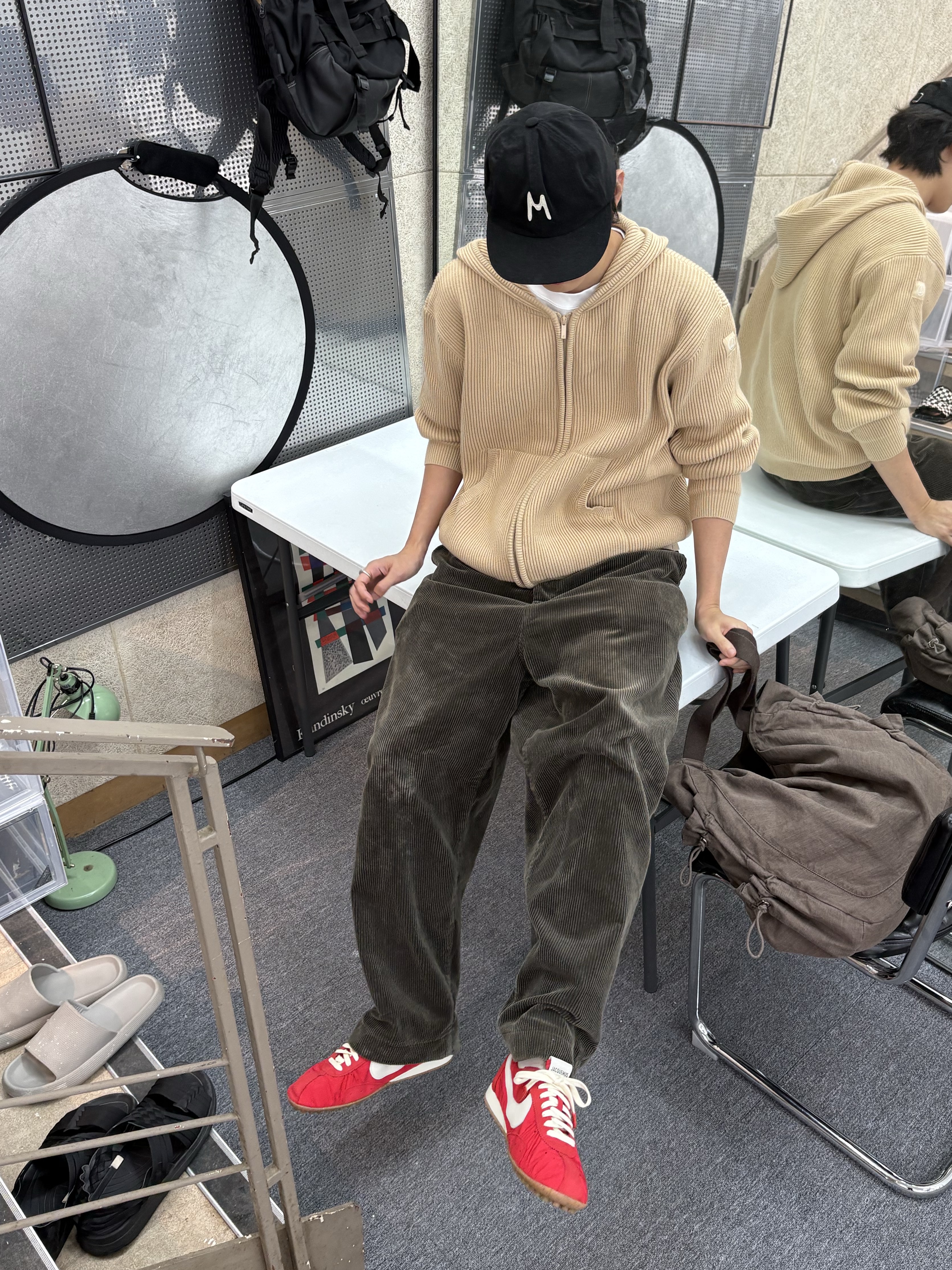 Nike x Jacquemus Moon Shoe SP University Red and Bicycle Yellow, Marspocket Applique Crush Cap Black 착용 스타일 - 1