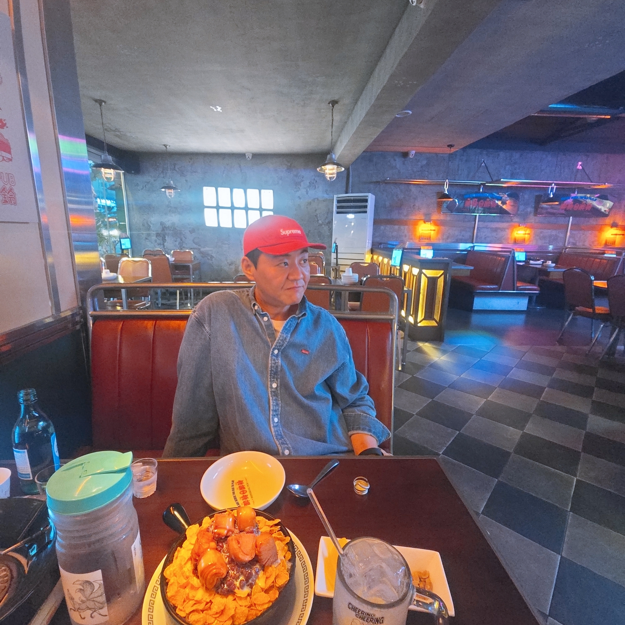 Supreme Washed Chino Twill Camp Cap Red - 25SS, Supreme Small Box Denim Shirt Washed Indigo - 25SS 착용 스타일 - 2