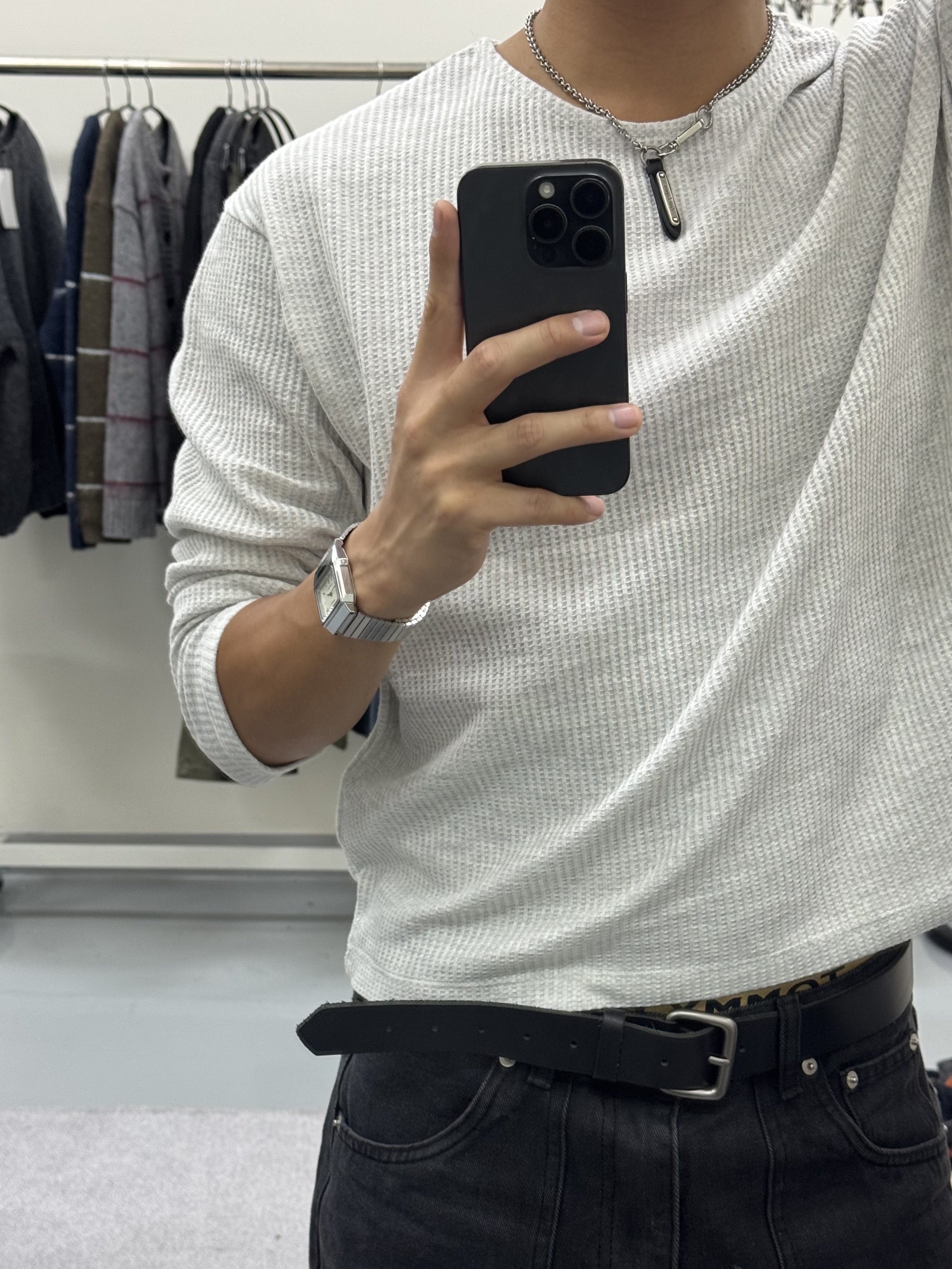 Our Legacy Delicate Ladon Necklace Silver, Maison Margiela Keyring Wallet Black 착용 스타일 - 4