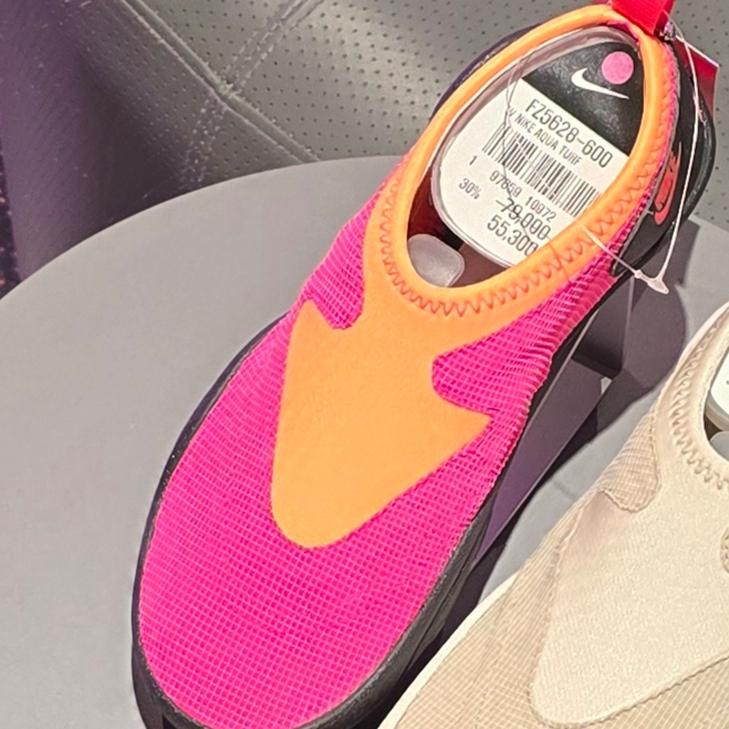 (W) Nike Aqua Turf Desert Hyper Pink and Laser Orange 착용 스타일