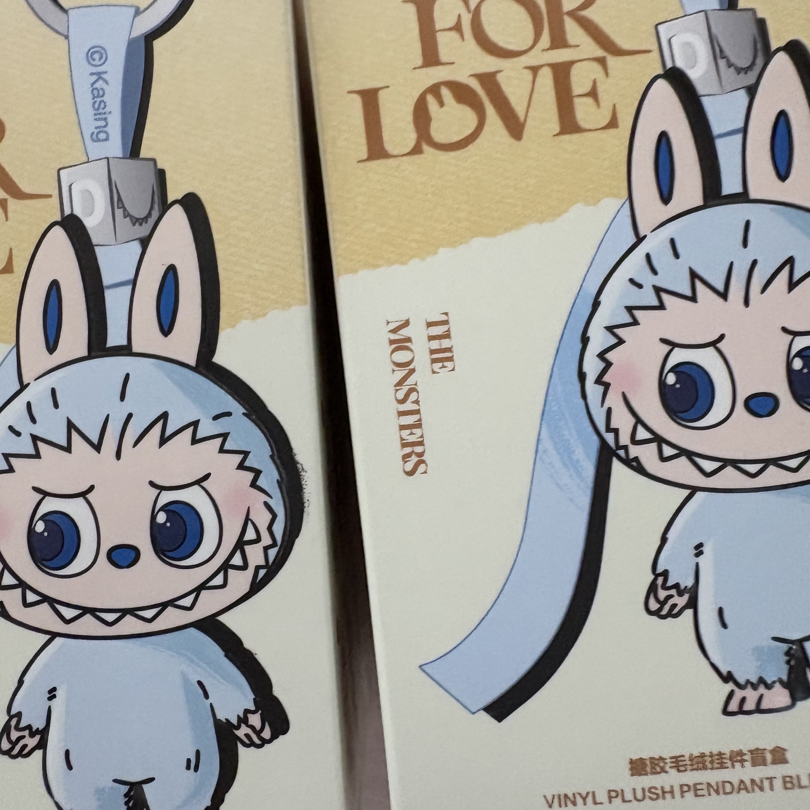 Pop Mart Labubu The Monsters Pin For Love Series Vinyl Plush Pendant Sealed Case (A-M) (1 Blind Box) 착용 스타일
