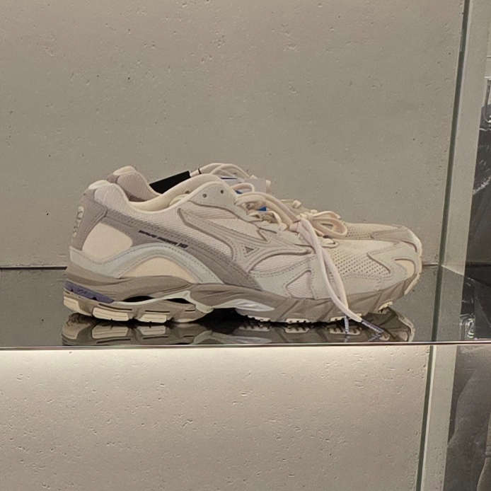 Mizuno Wave Rider 10 Summer Sand Summer Sand Vintage Khaki 착용 스타일
