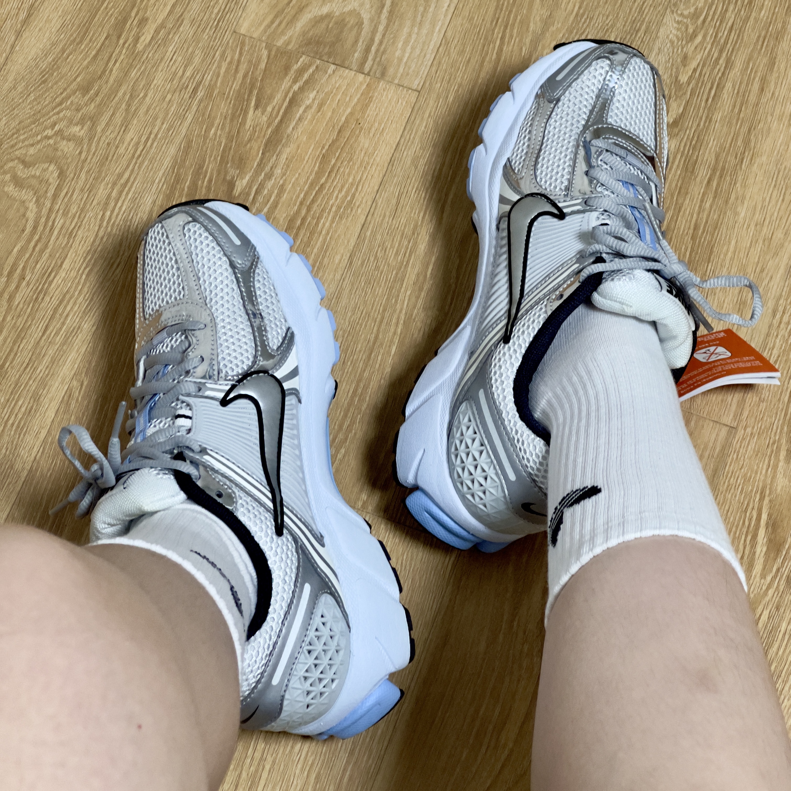 (W) Nike Zoom Vomero 5 White Metallic Silver 착용 스타일 - 2