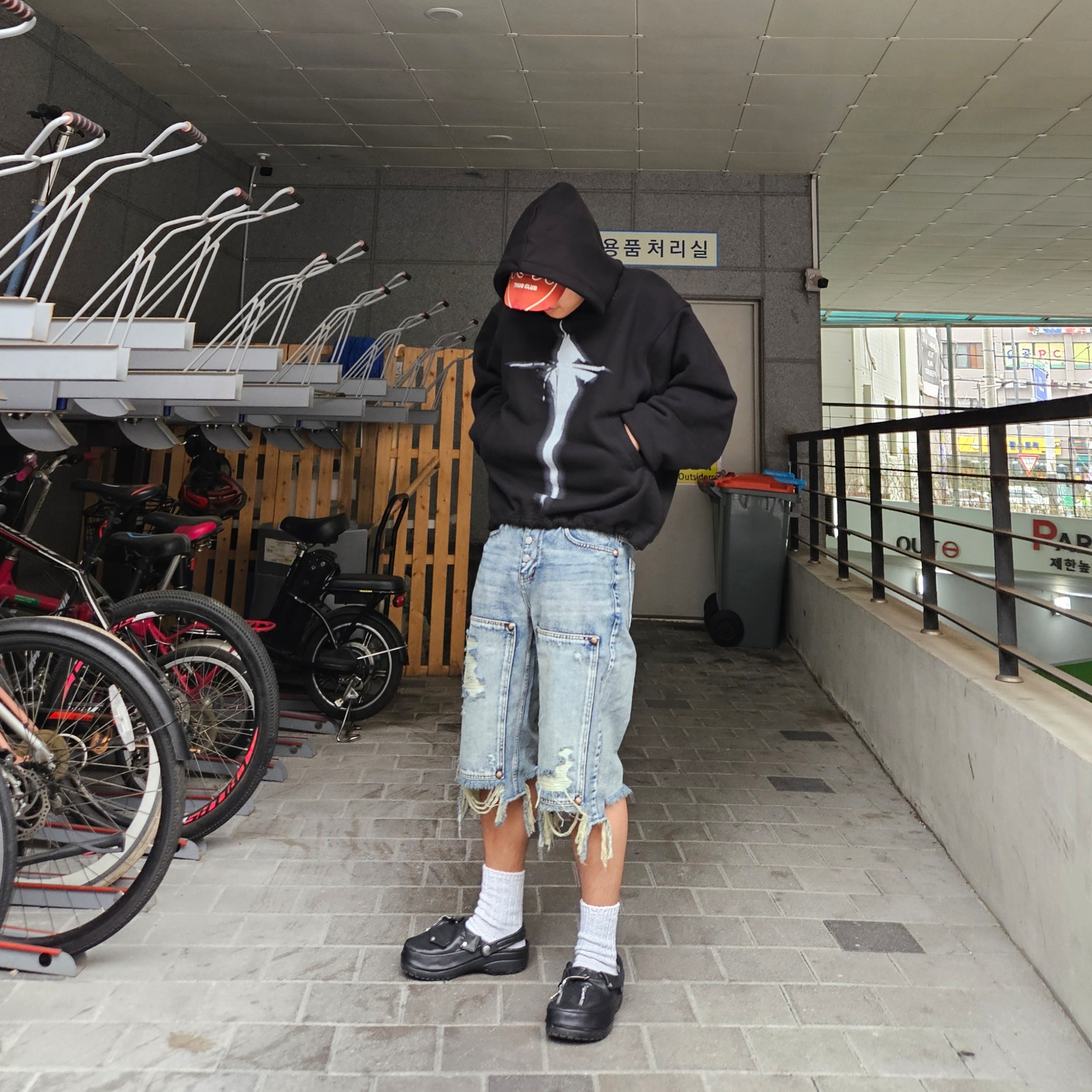 Crocs x Beams Classic Clog Black Silver, Thug Club Double Knee Denim Shorts Denim 착용 스타일