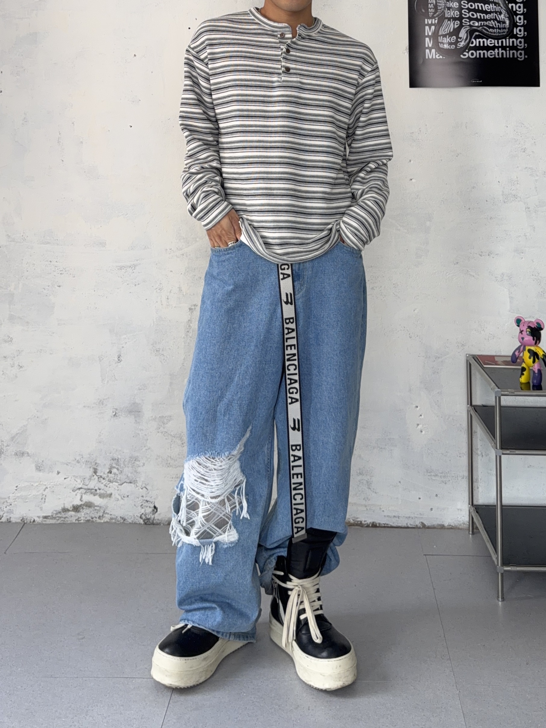 Rick Owens Hollywood Mega Bumper Geobasket in Full Grain Calf Leather Black Milk 착용 스타일