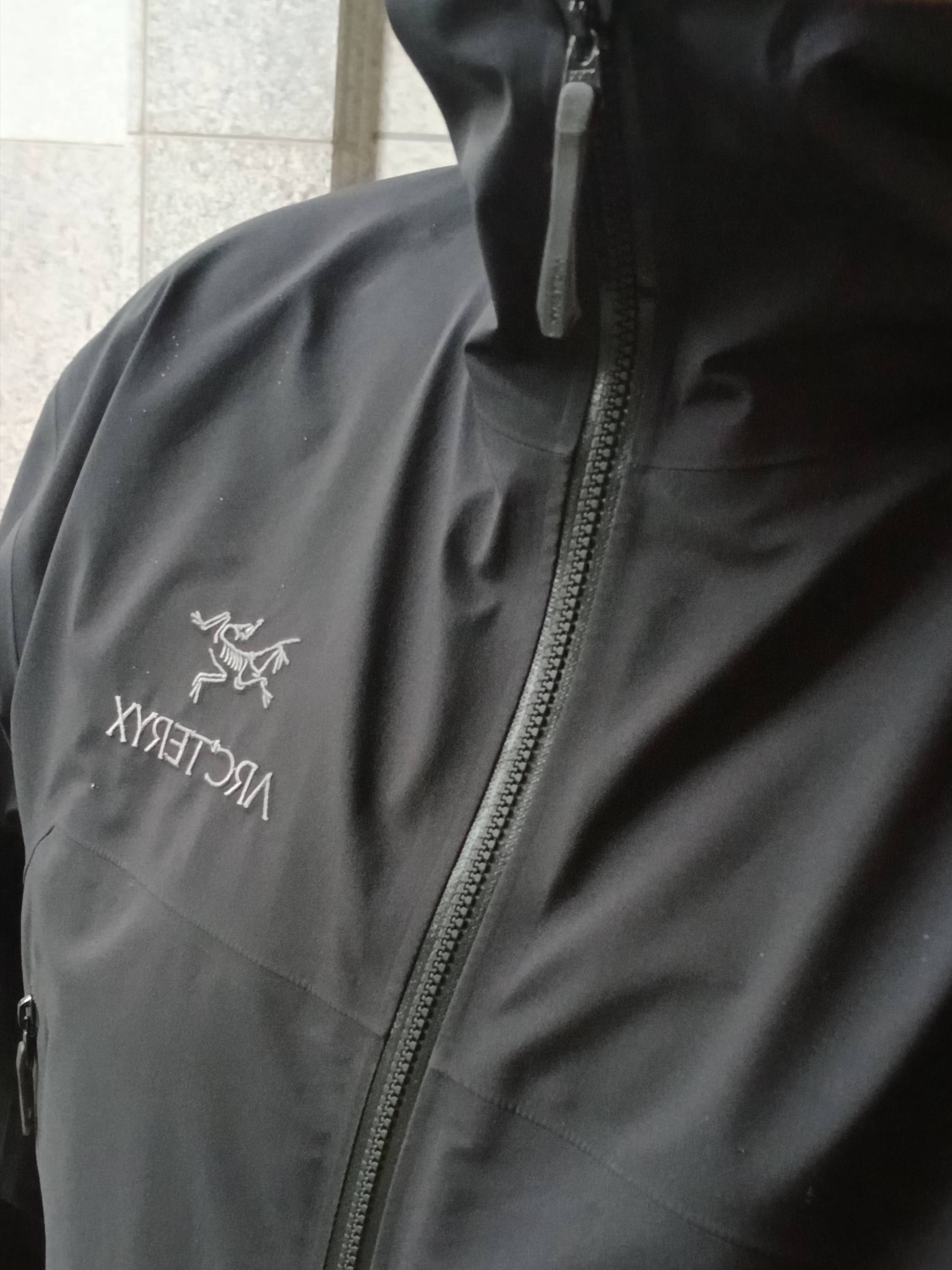 Arc'teryx Beta Jacket Black, (W) Lululemon Soft Embroidered Baller Hat Black 착용 스타일 - 5