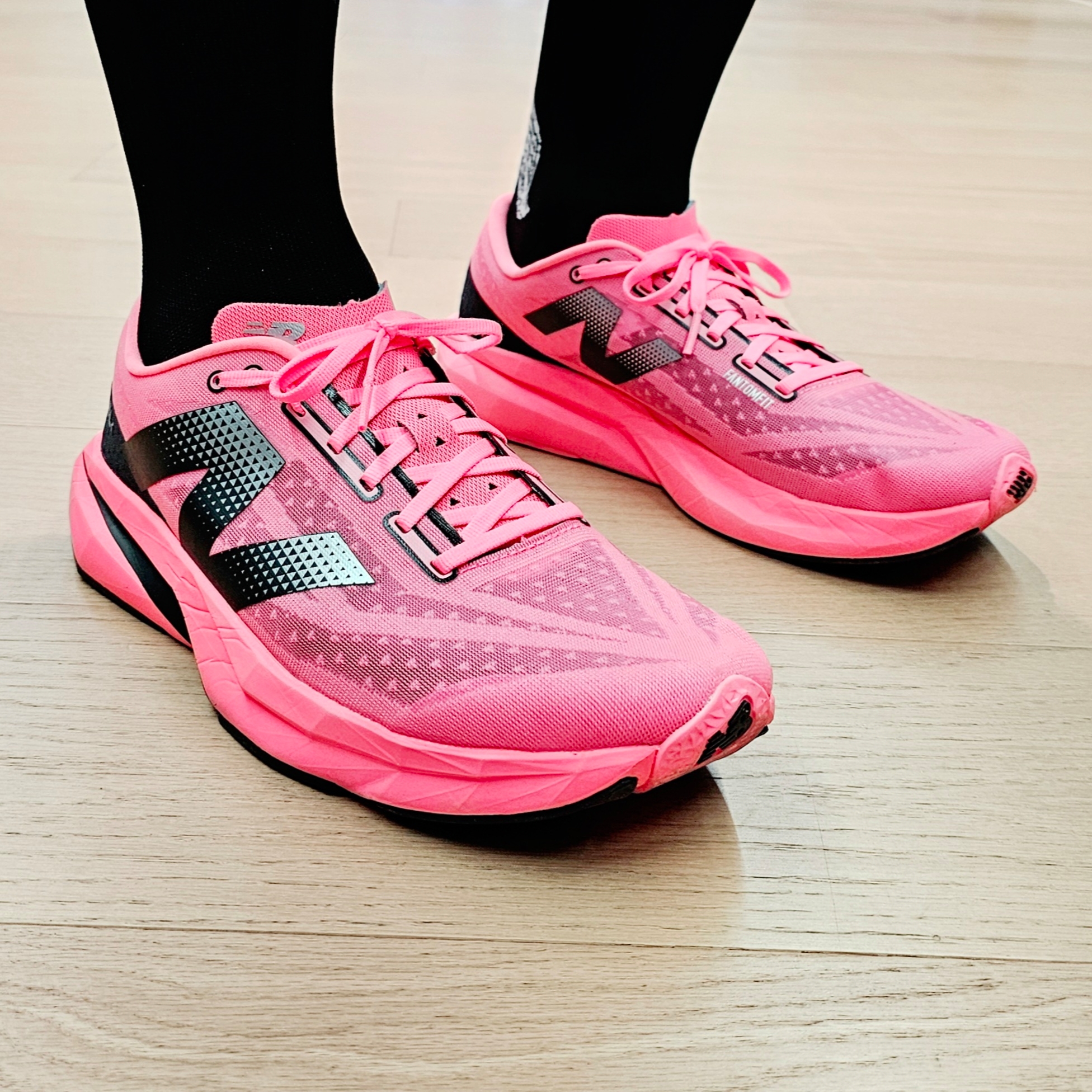 New Balance Fuelcell Rebel v4 Ultra Pink Black - D Standard 착용 스타일
