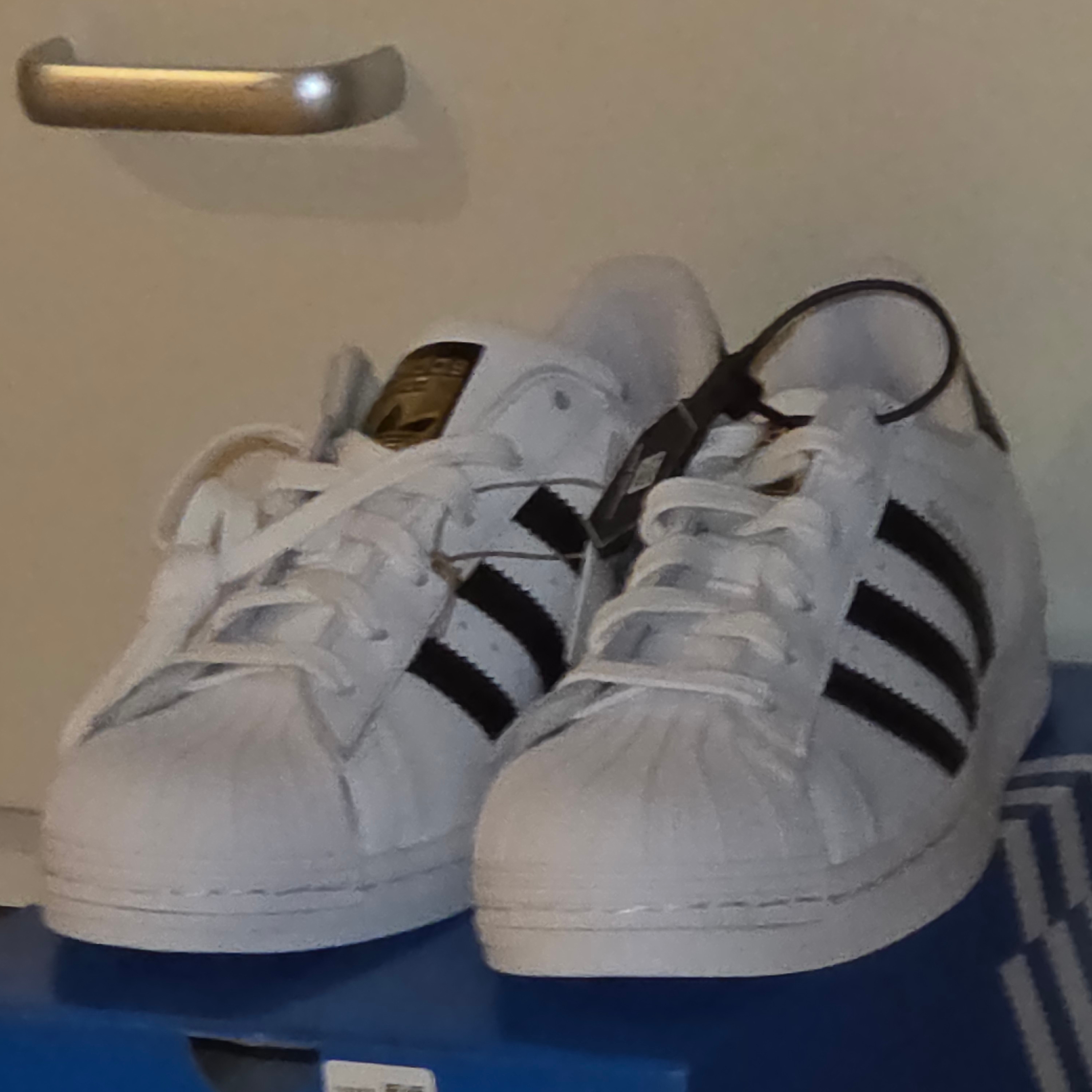 Adidas Superstar White Black 착용 스타일