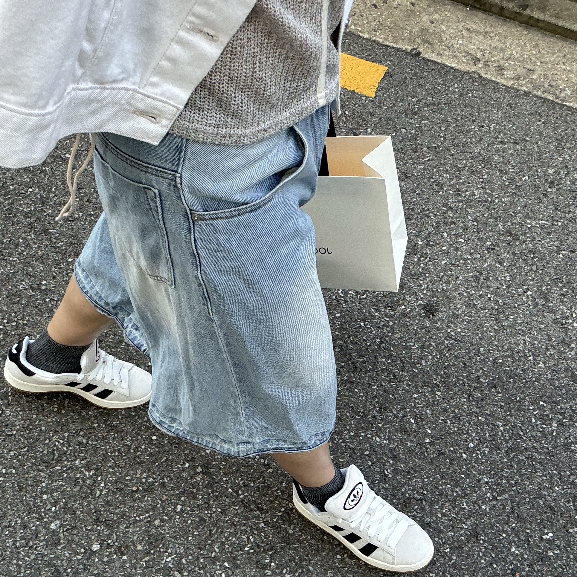(W) Adidas Campus 00s Crystal White Core Black 착용 스타일 - 2
