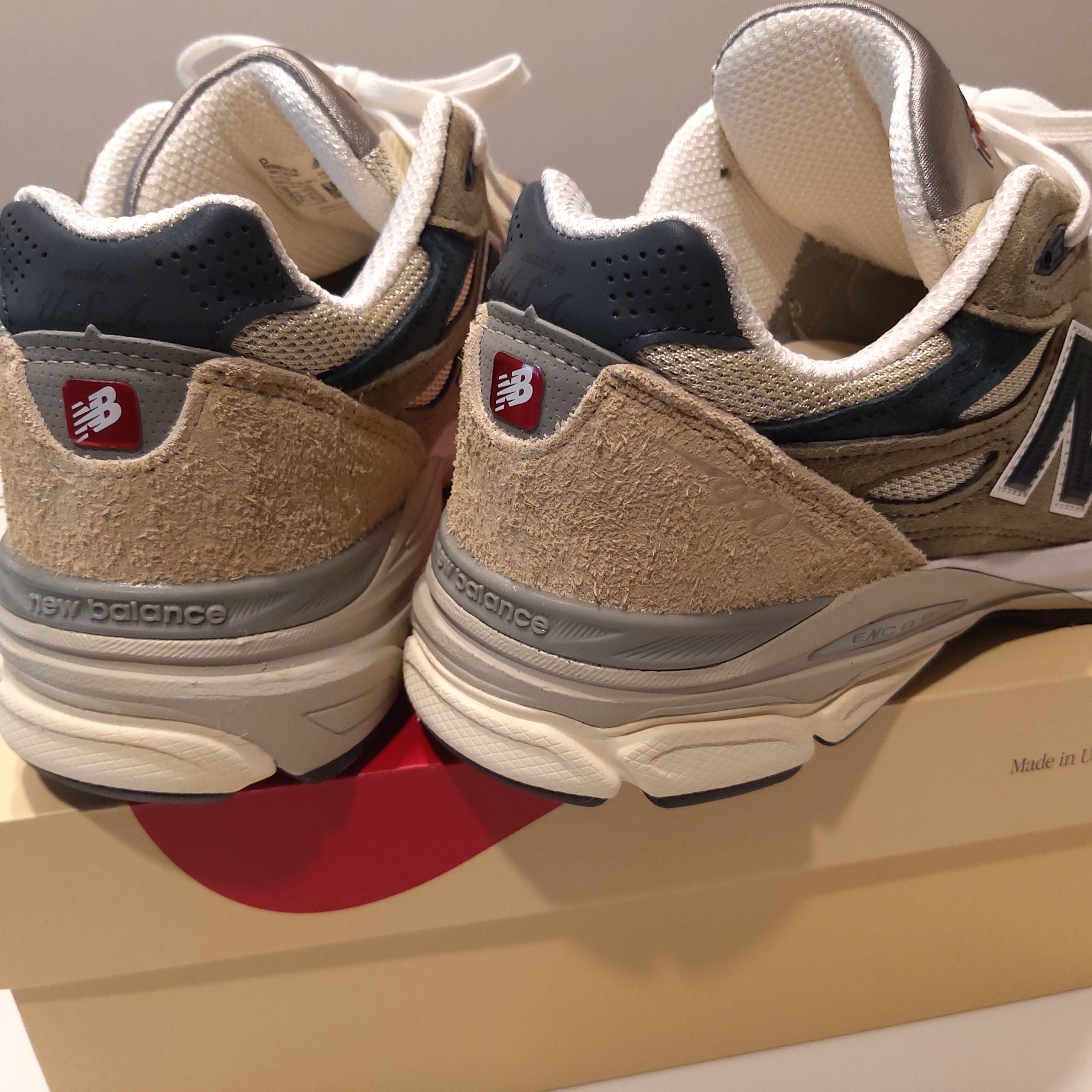New Balance 990v3 Made in USA Olive 착용 스타일 - 1