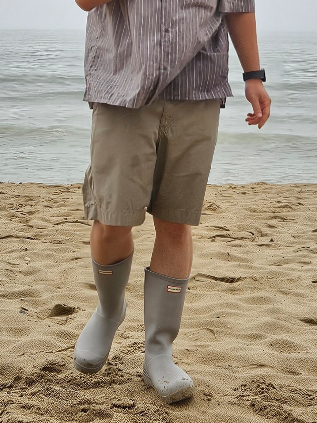 (W) Hunter Play Tall Wellington Rain Boots Zinc Grey, (W) Hunter Play Tall Wellington Rain Boots Black 착용 스타일 - 1