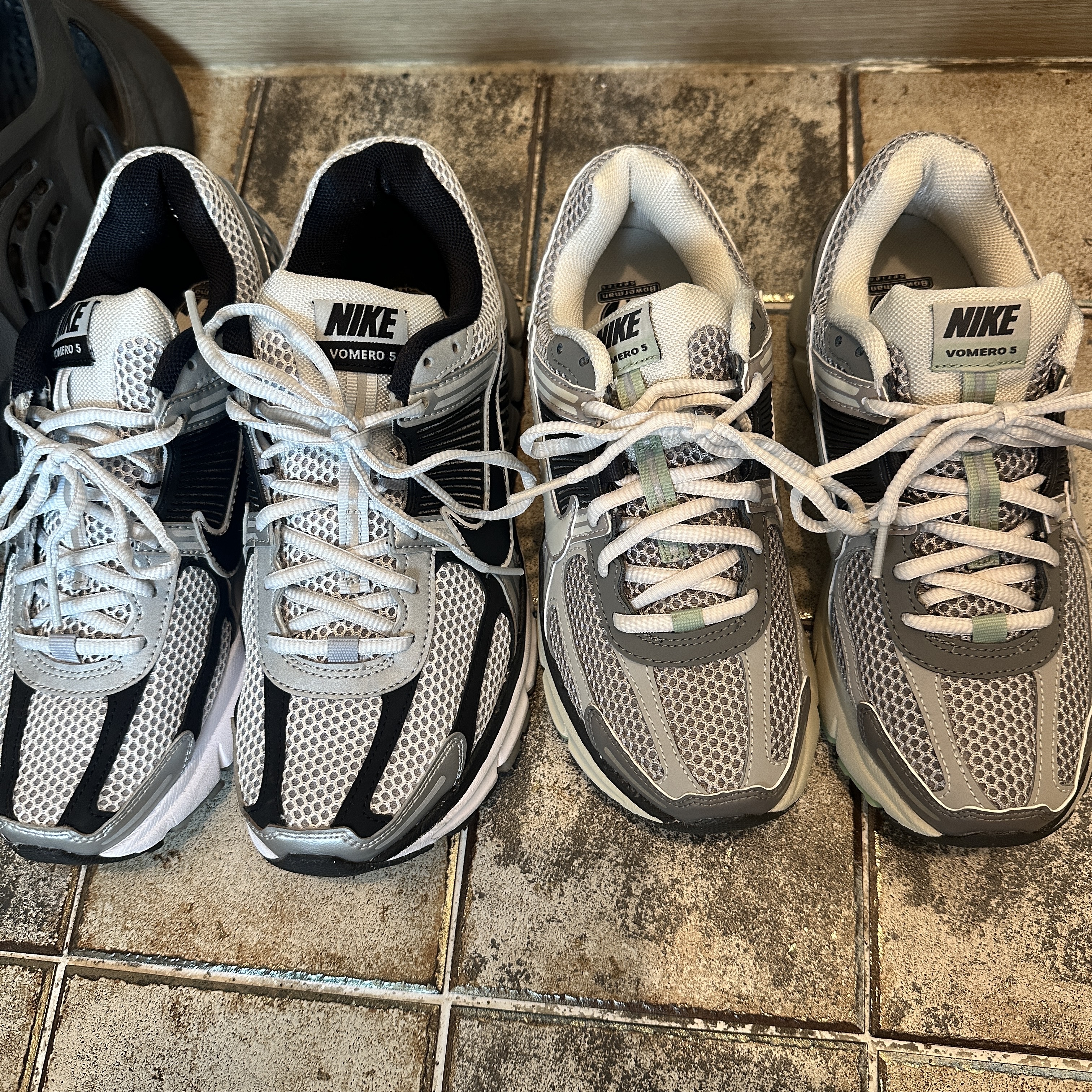 (W) Nike Zoom Vomero 5 Cobblestone and Flat Pewter, Nike Zoom Vomero 5 Metallic Silver Black 착용 스타일