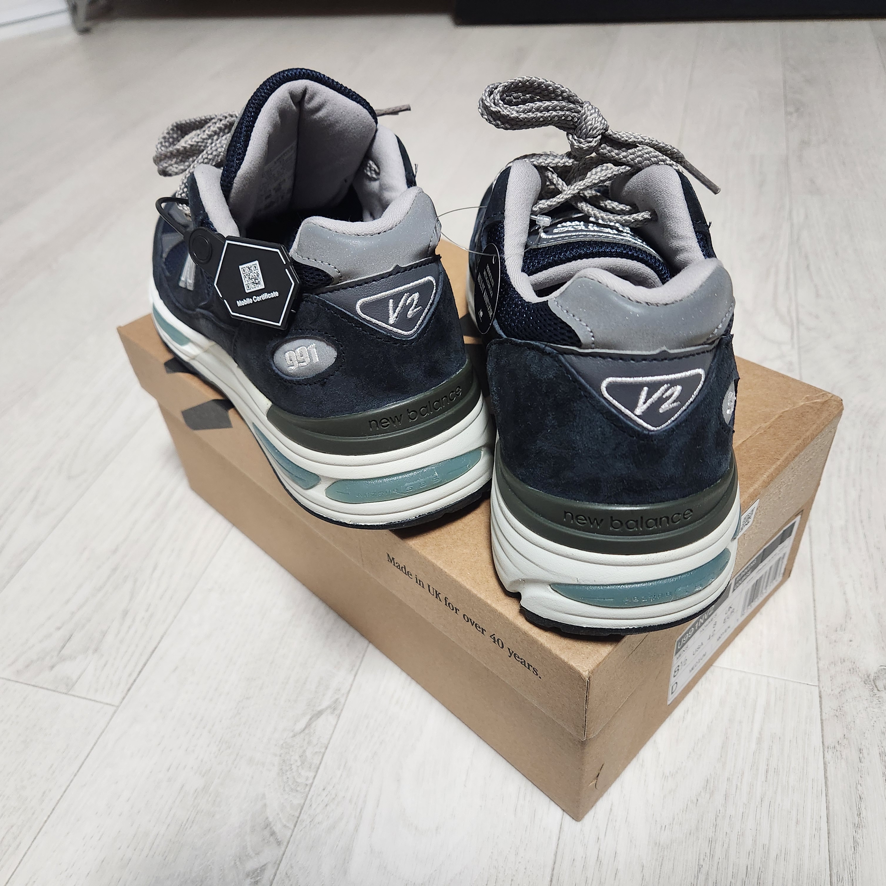 New Balance 991v2 Made in UK Dark Navy Smoked Pearl 착용 스타일 - 3