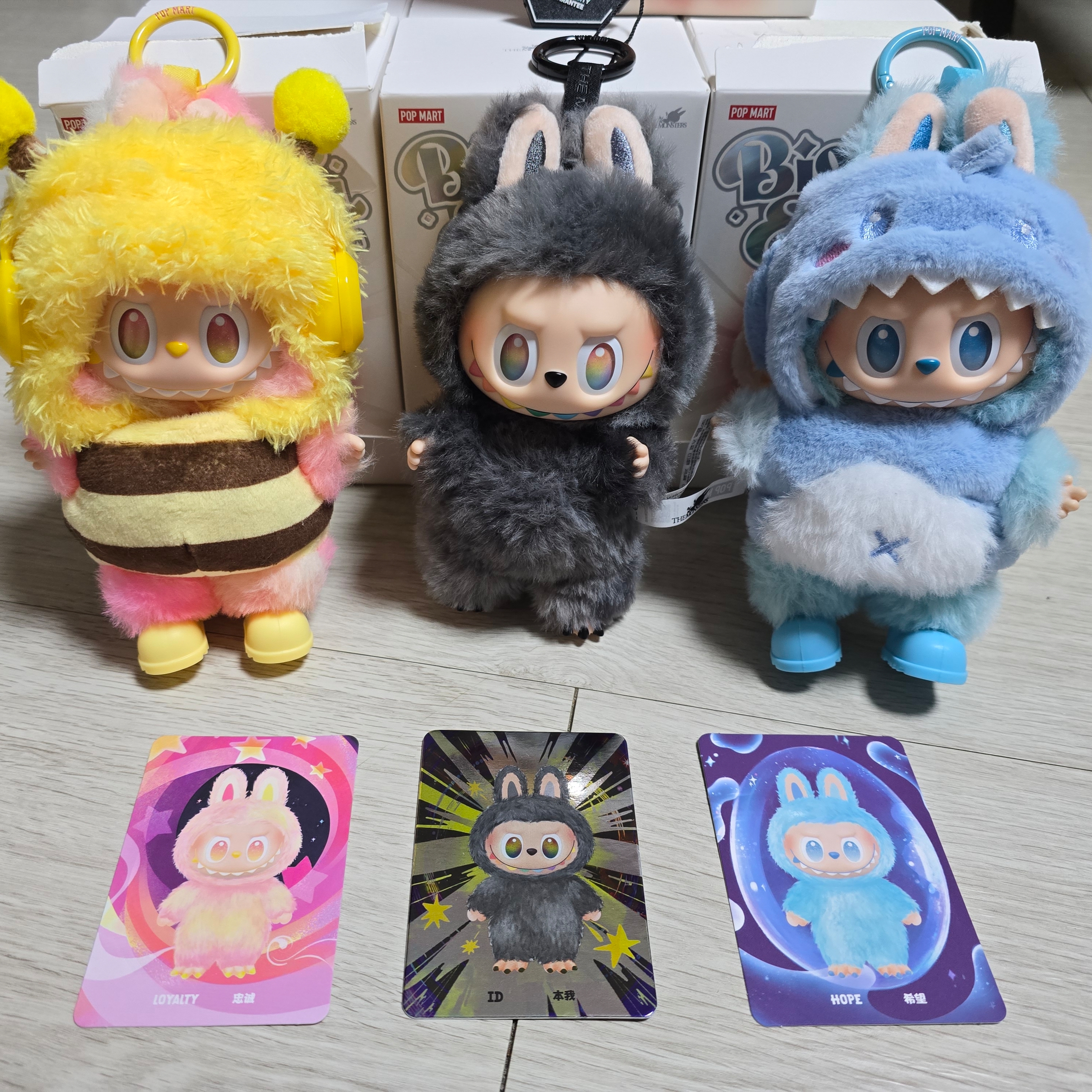 Pop Mart Labubu The Monsters Highlight Series Sealed Case (6 Blind Boxes), Pop Mart Labubu The Monsters Highlight Series ID Keyring (Opened Case) 착용 스타일