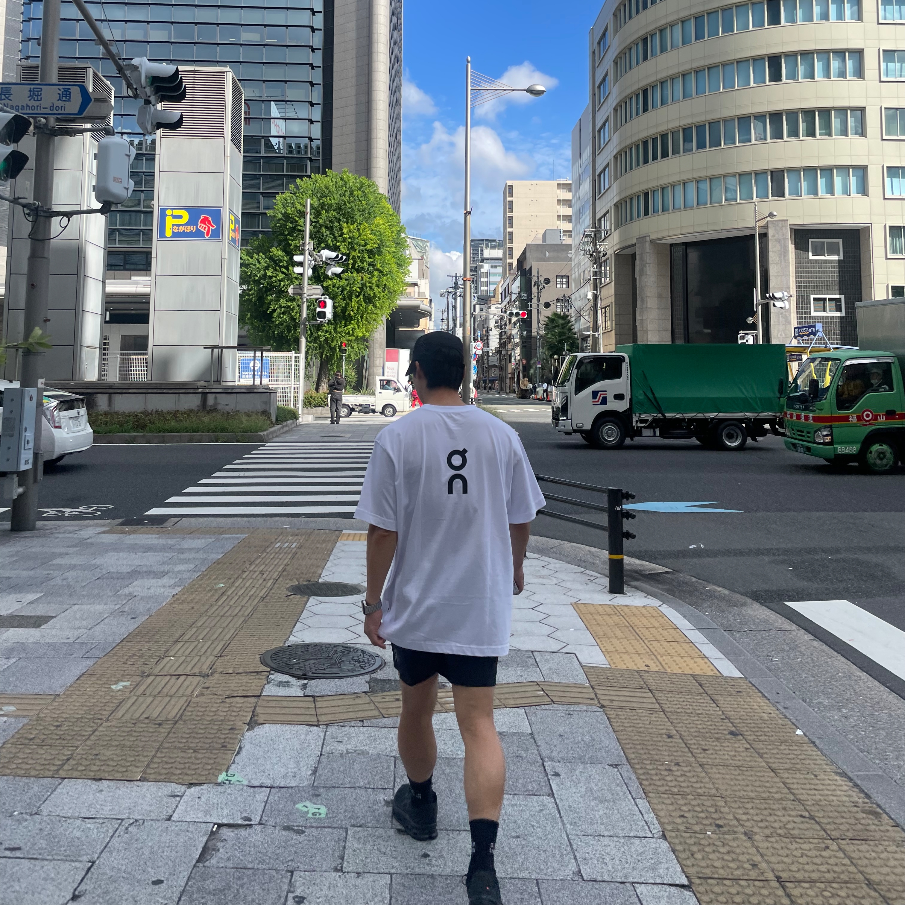 On Running Club T-Shirt White, On Running Cloudmonster Void Black 착용 스타일 - 3