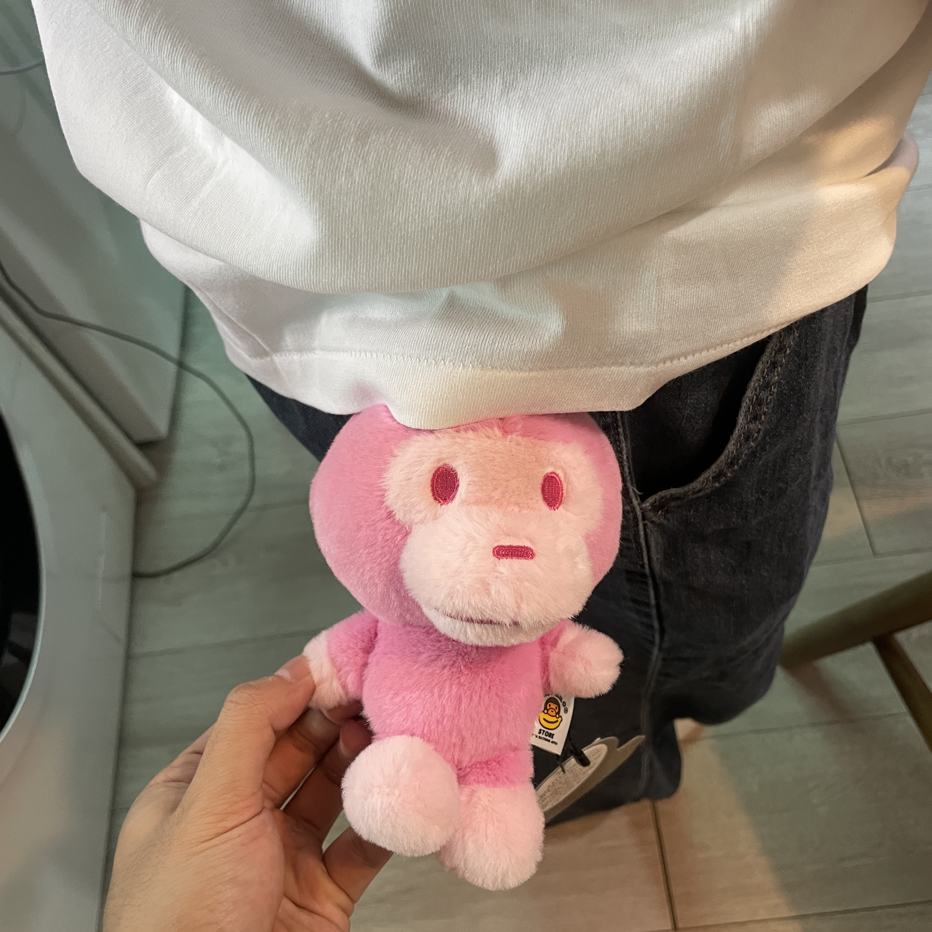 BAPE Baby Milo Plush Doll Keychain Light Pink, BAPE Baby Milo Plush Doll Keychain White 착용 스타일 - 3