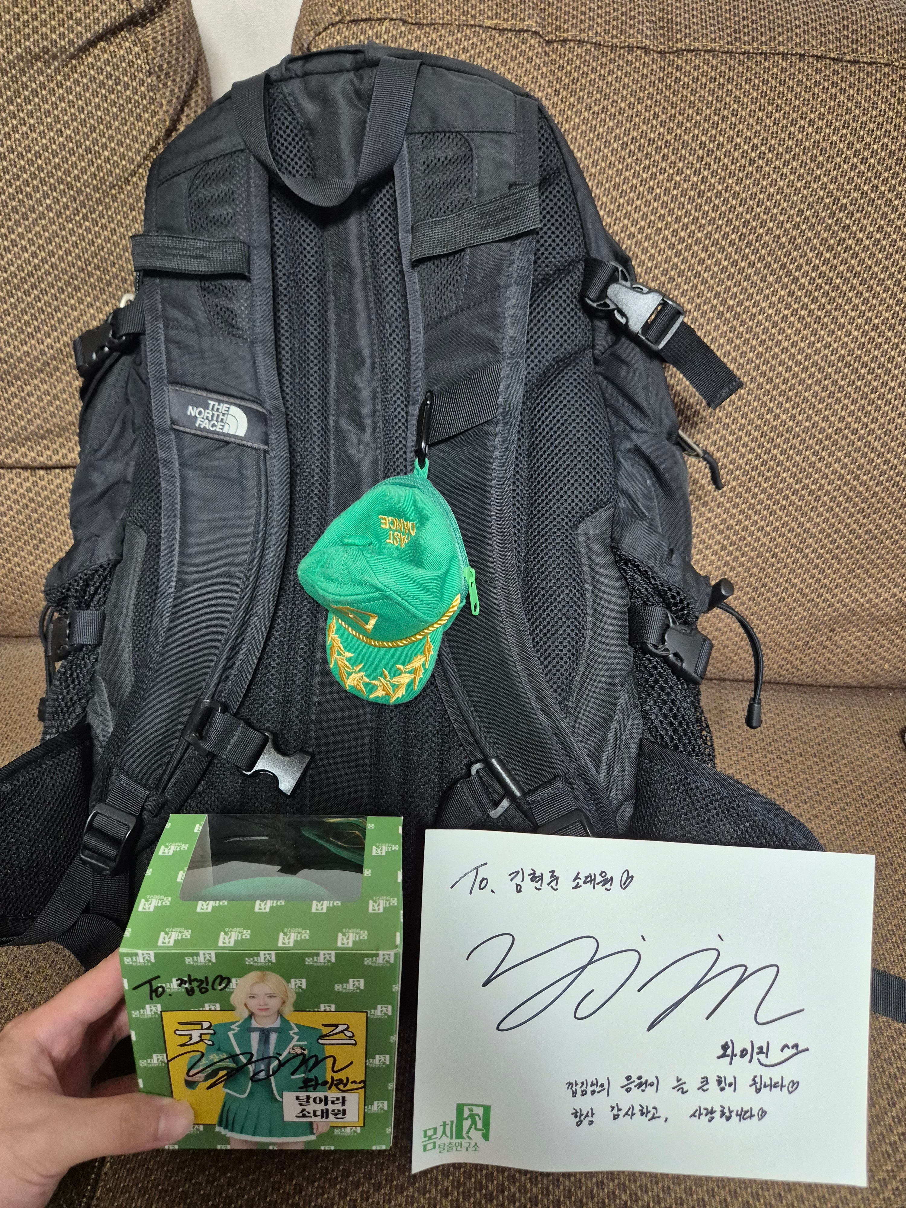 The North Face Hot Shot Black 착용 스타일