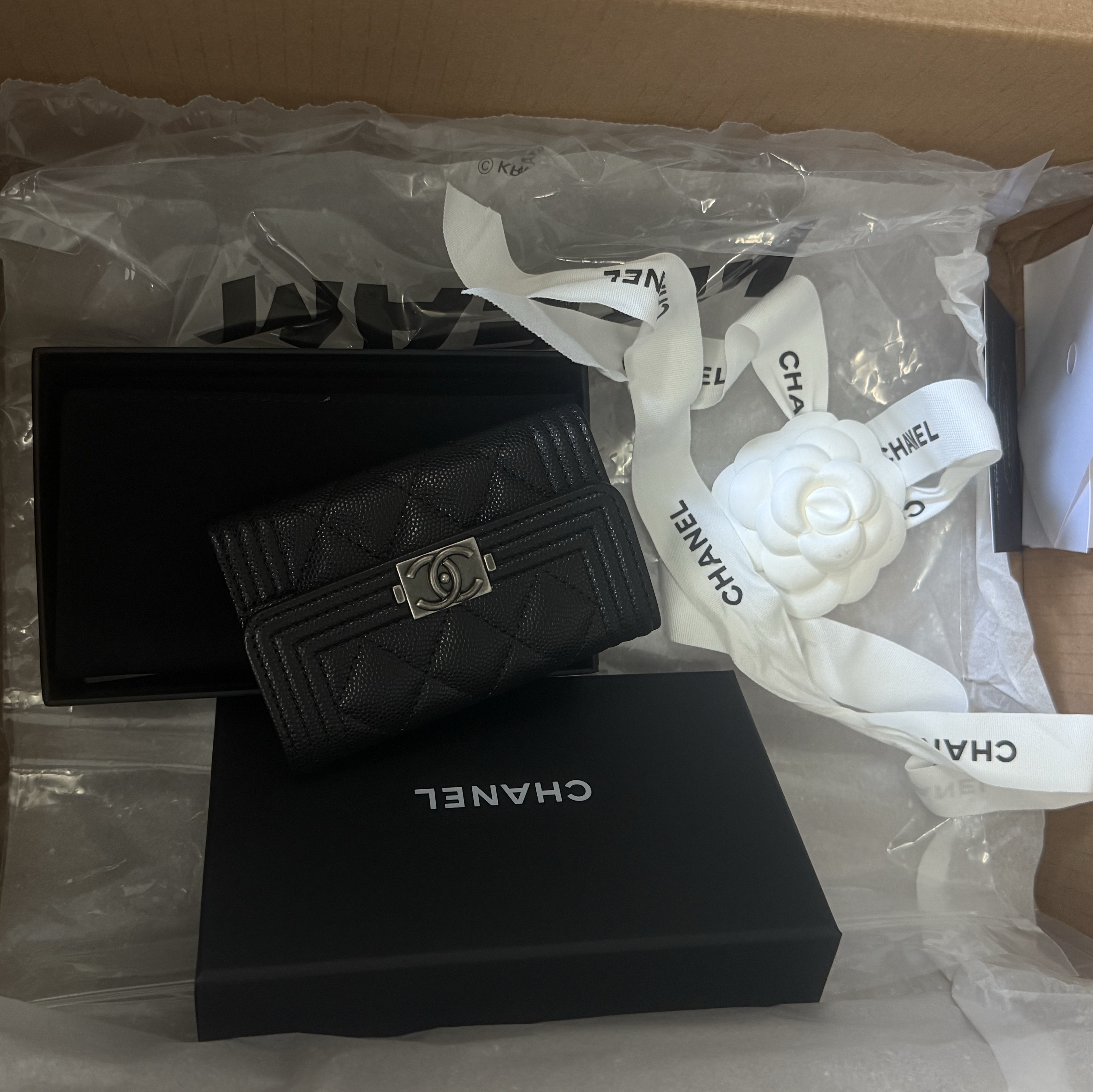 Chanel Boy Chanel Flap Card Holder Grained Calfskin & Ruthenium Black 착용 스타일
