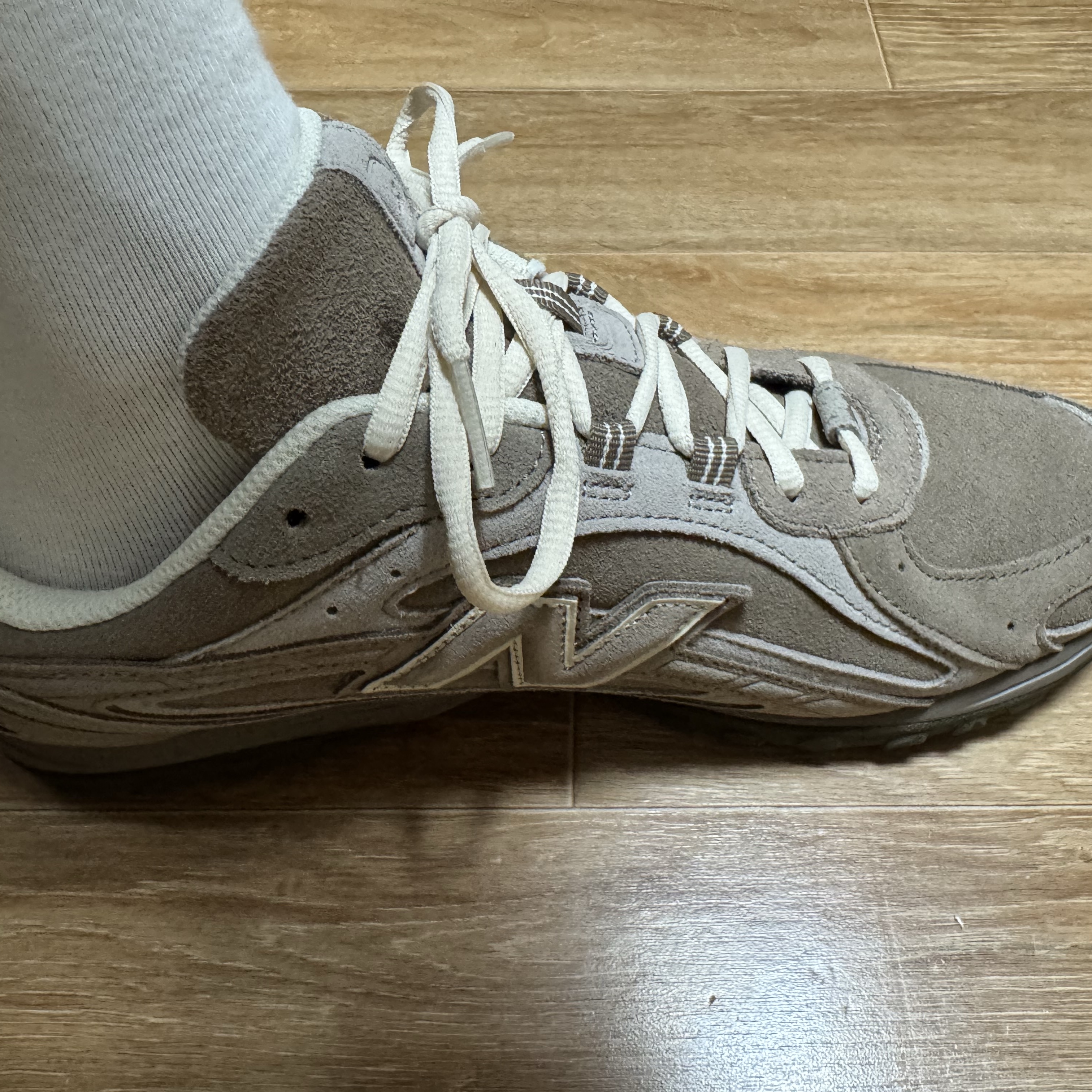 New Balance 204L Suede Mushroom Arid Stone 착용 스타일 - 1