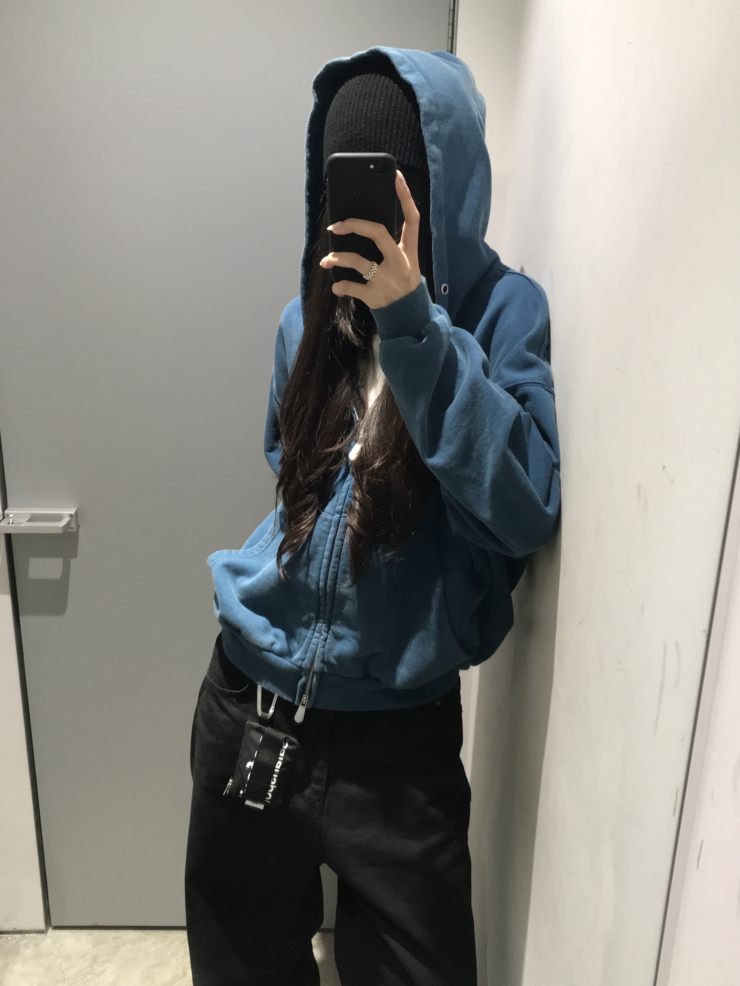 Suade Cropped Washed Hood Zip Up Deep Green, [KREAM 단독] Safarispot Basic Safari Keyring Card Wallet Black 착용 스타일 - 1