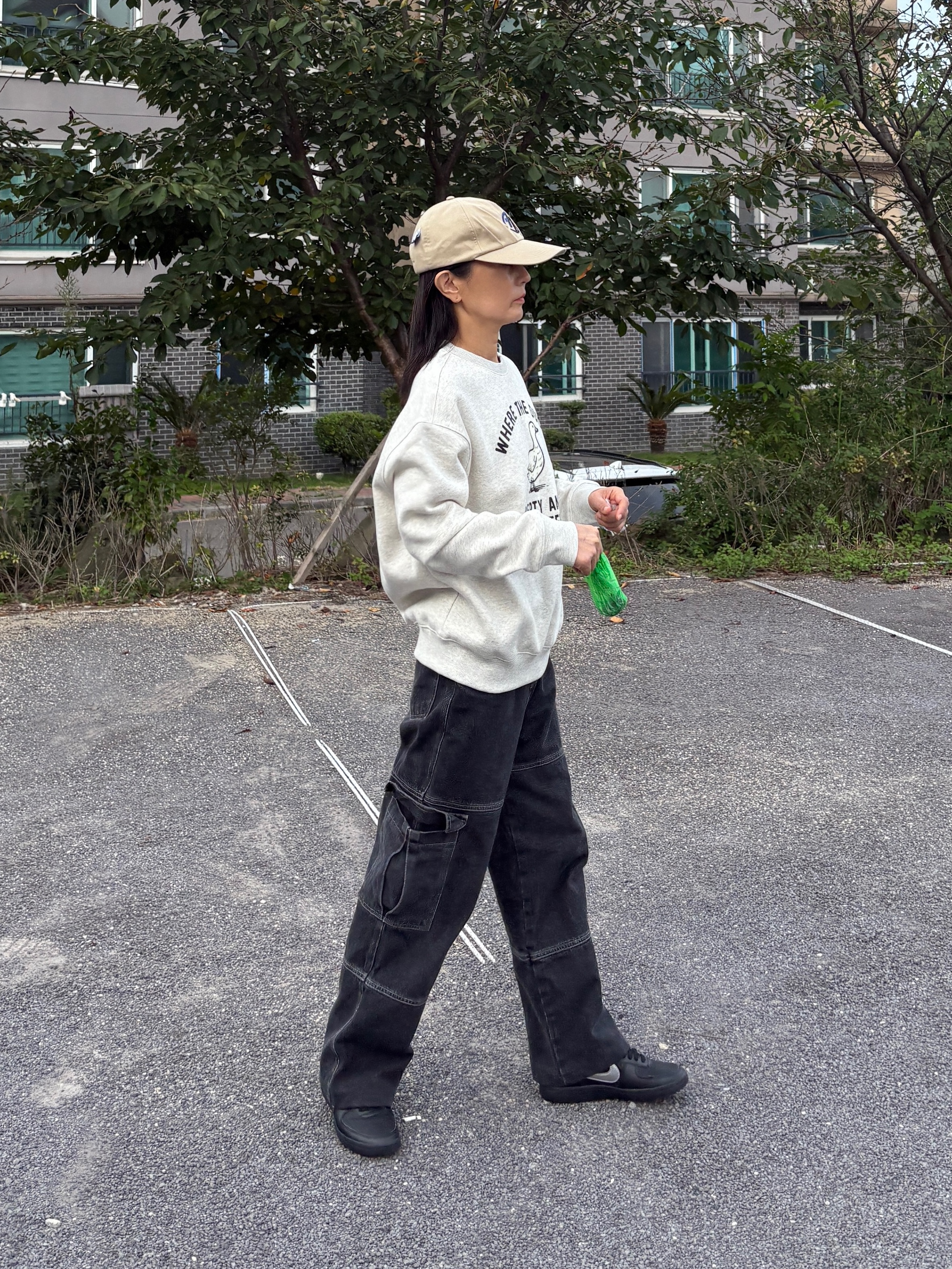 Ader Error x Zara Pleated Cap Beige, Nike Field General 82 SP Black and White 착용 스타일 - 3
