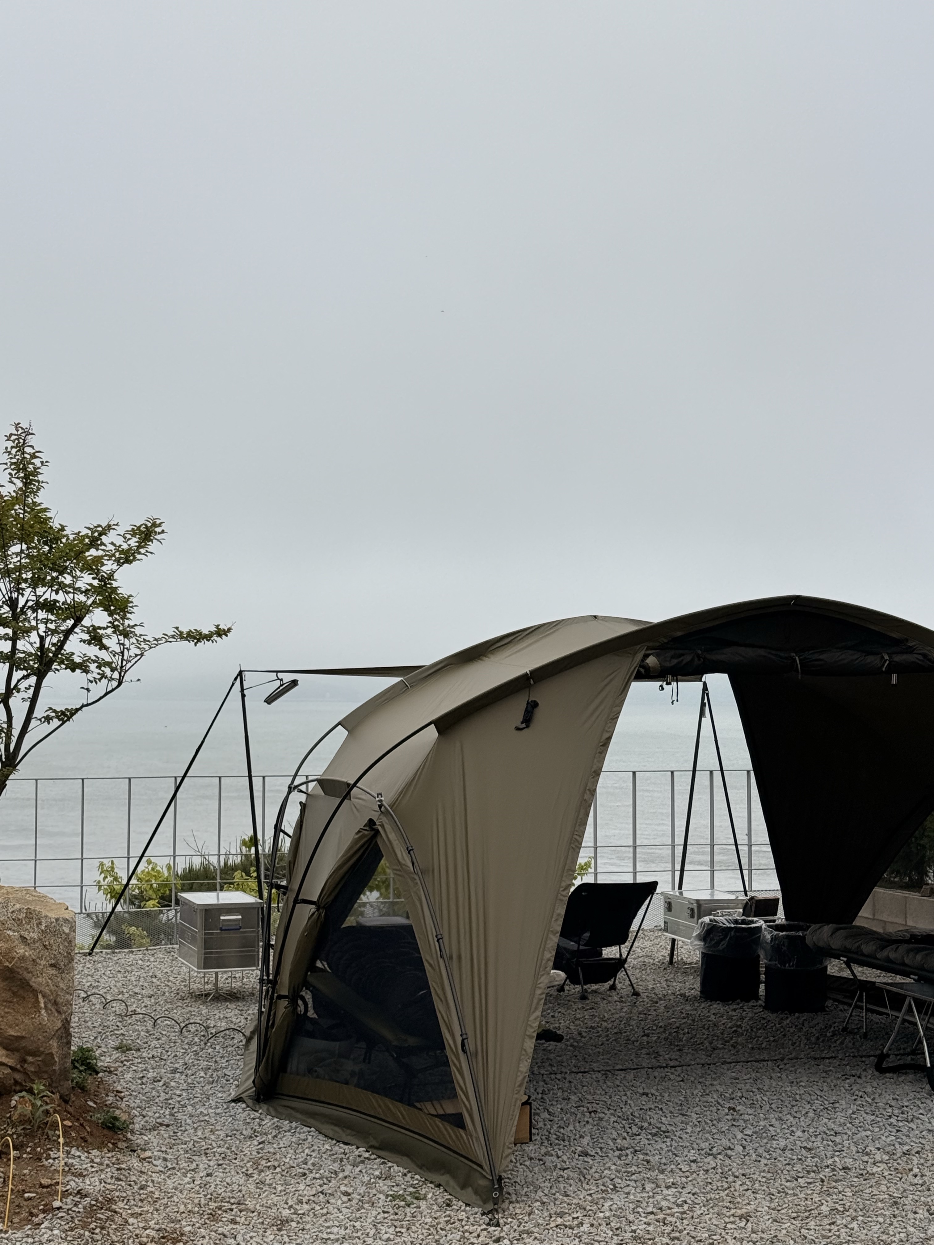 Helinox Tactical V-Tarp 4.0 R1 Coyote Tan, Helinox Tactical Chair Black 착용 스타일 - 1