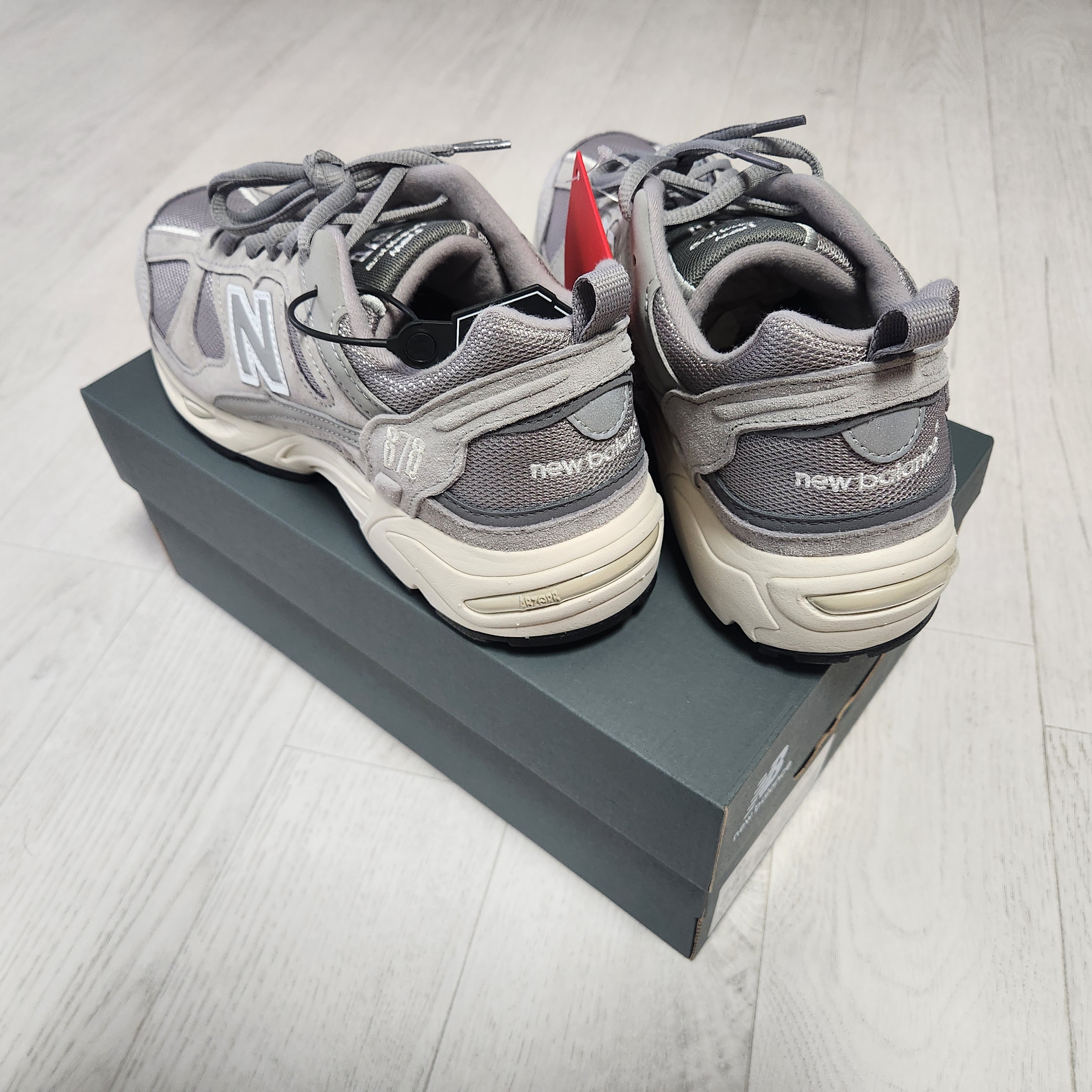 New Balance 878 Gray 착용 스타일 - 2