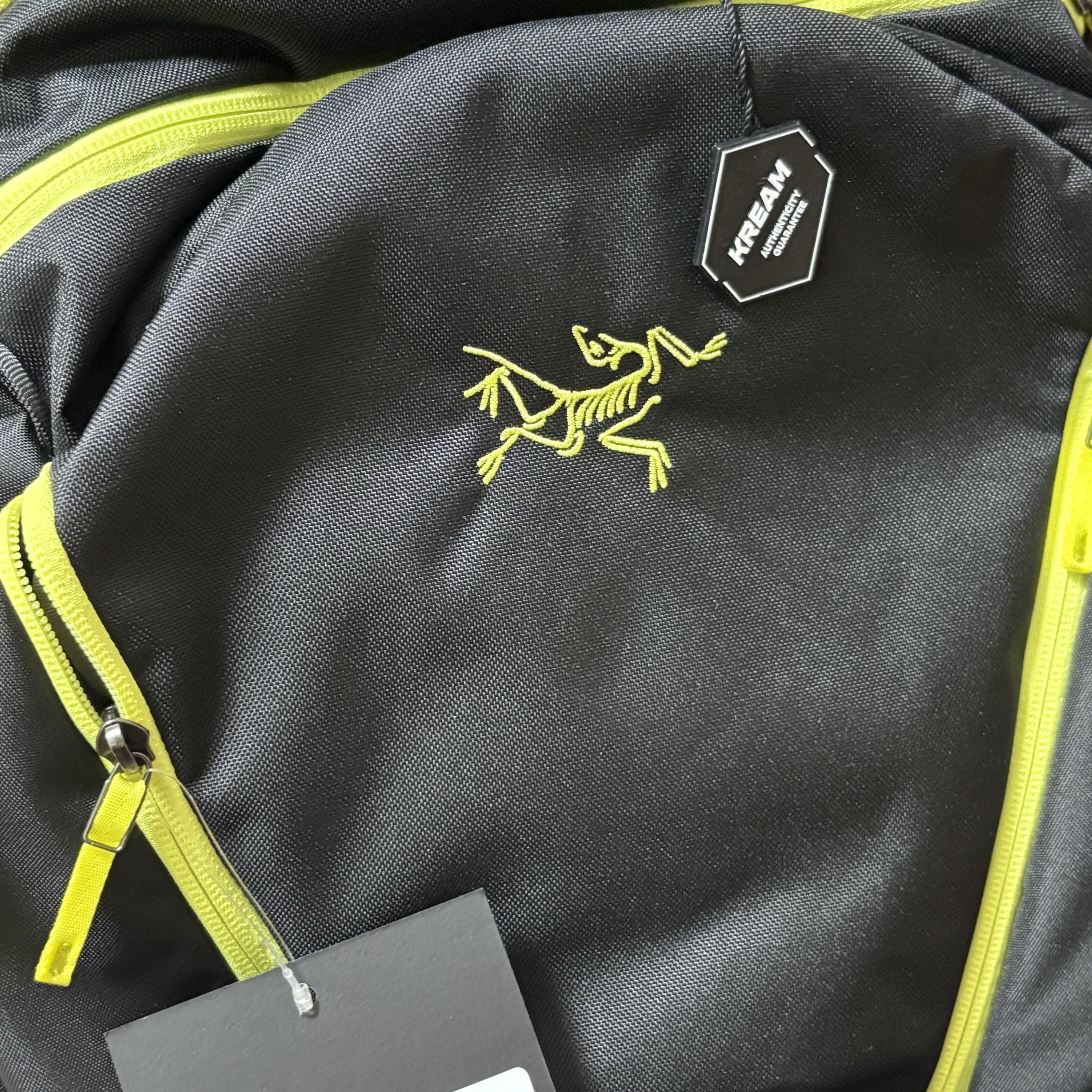 Arc'teryx Mantis 26 Backpack Black Euphoria 착용 스타일