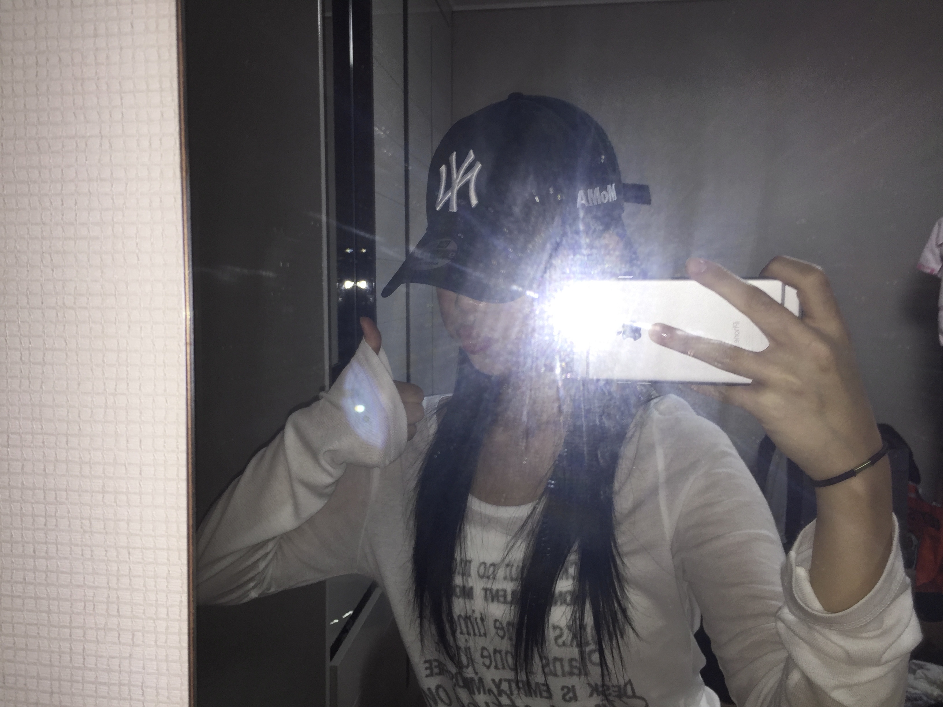 New Era x MoMA New York Yankees Cap Black 착용 스타일 - 3