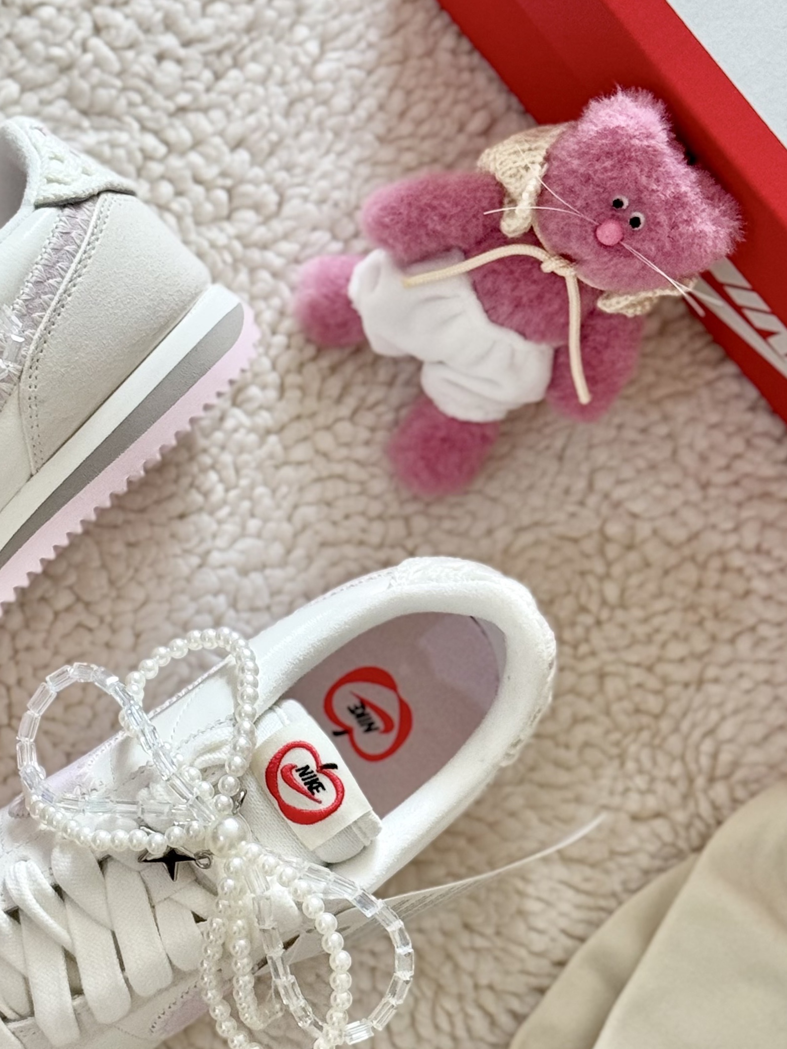 (W) Nike Cortez Valentine's Day Sail Pink Foam, COS Quilted Crossbody Messenger Bag Light Grey 착용 스타일 - 2