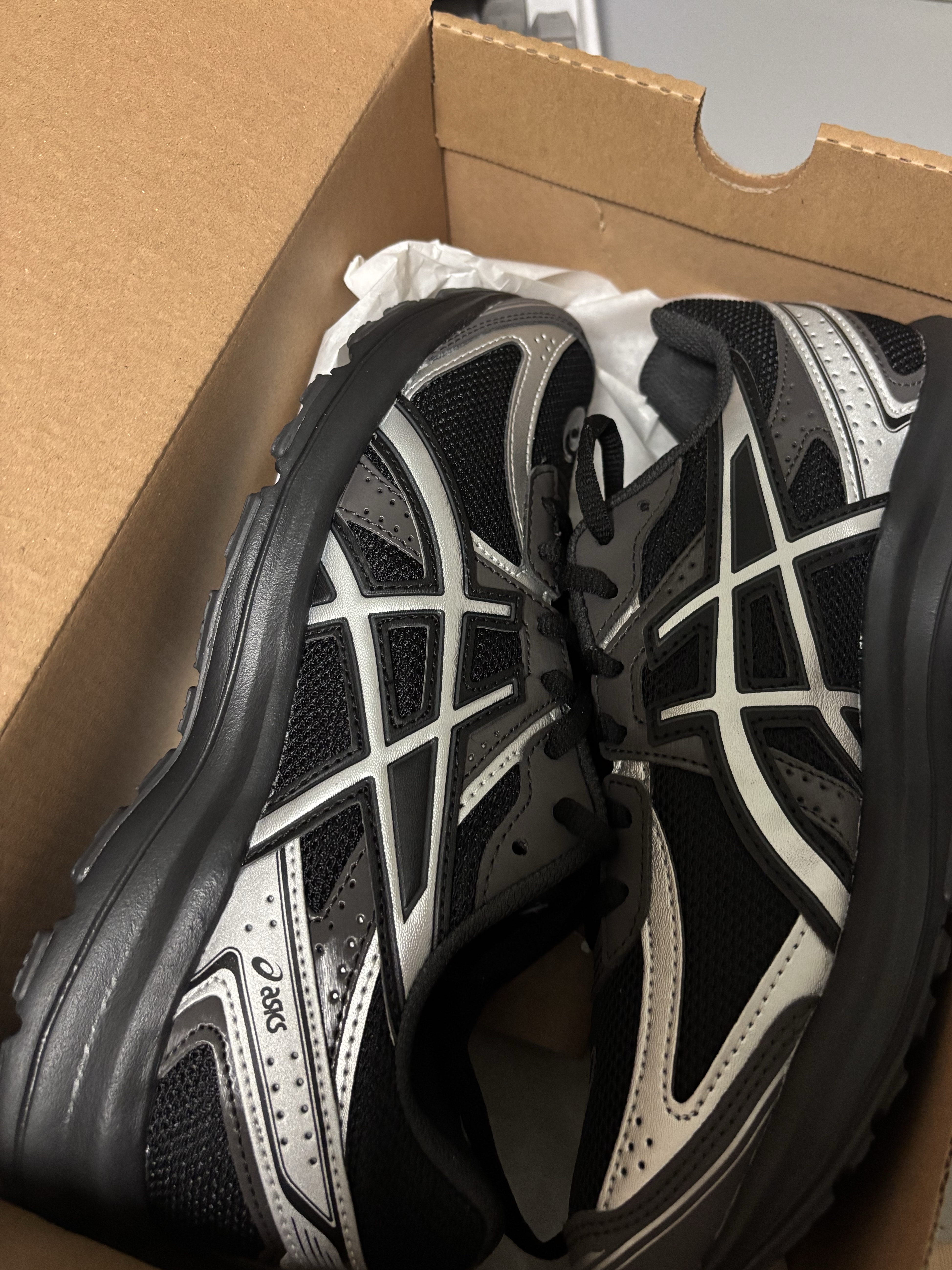 Asics Jog 100 S Black Pure Silver - D Standard 착용 스타일