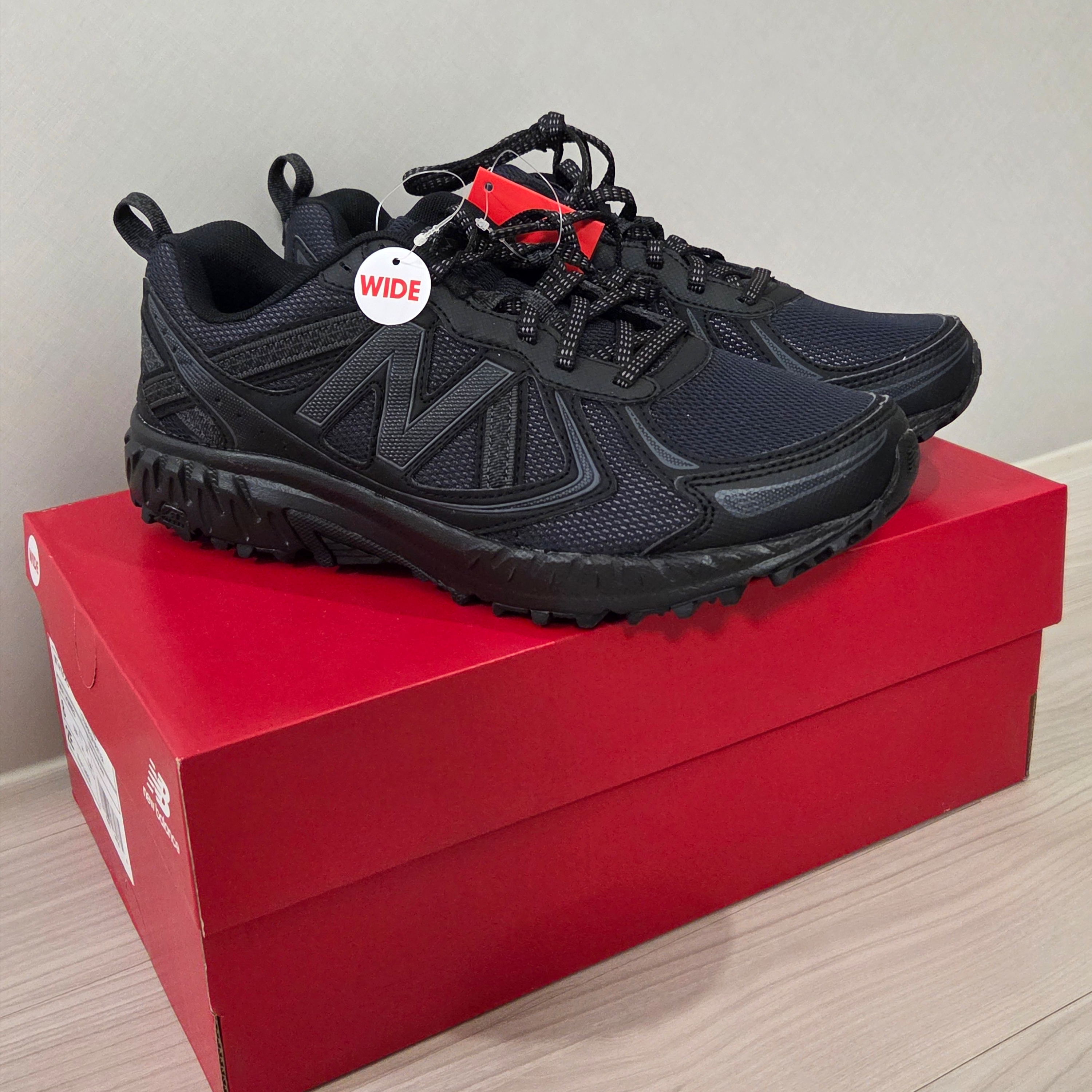 New Balance 410v5 Black - 2E Wide 착용 스타일