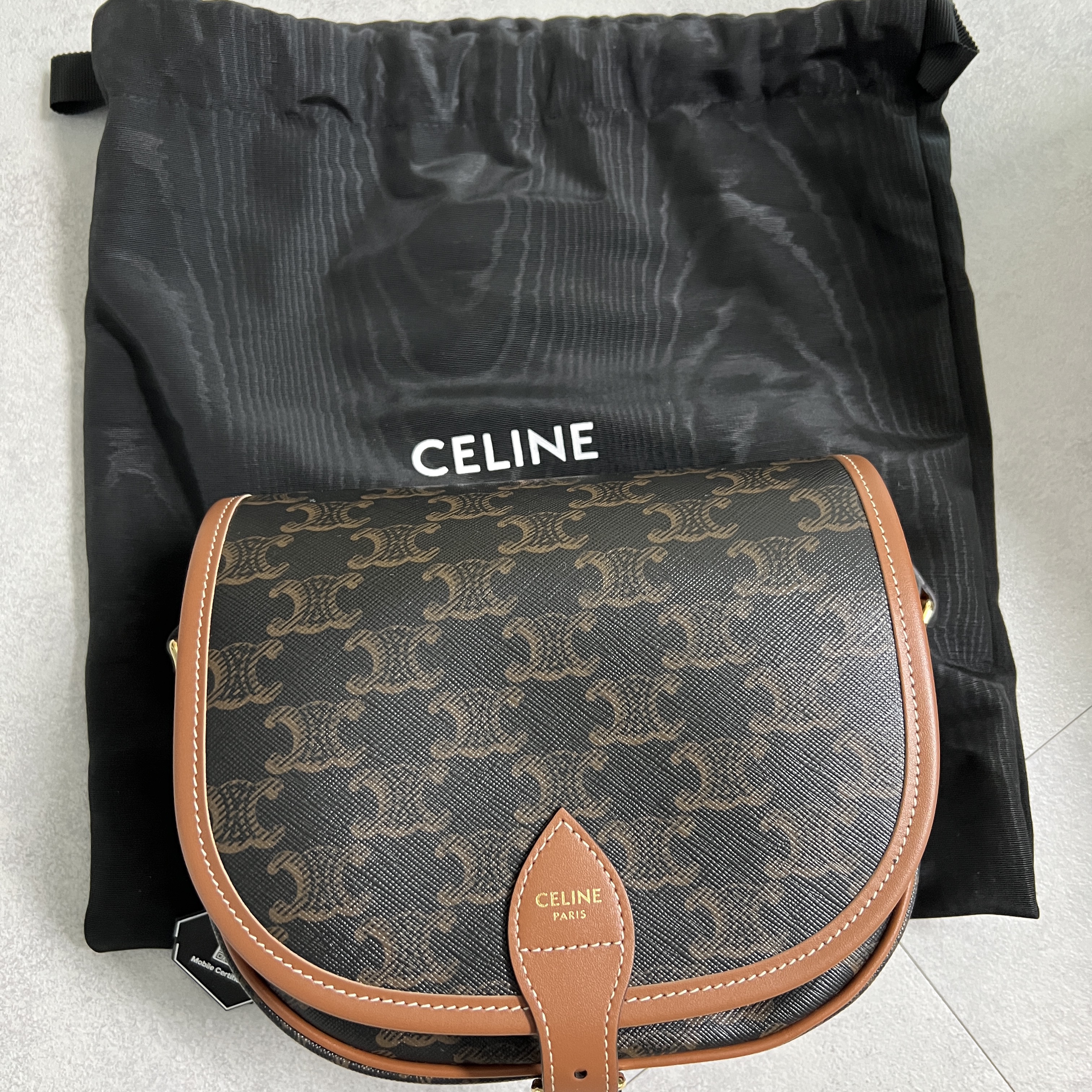 Celine Medium Folco Bag in Triomphe Canvas and Calfskin Tan 착용 스타일