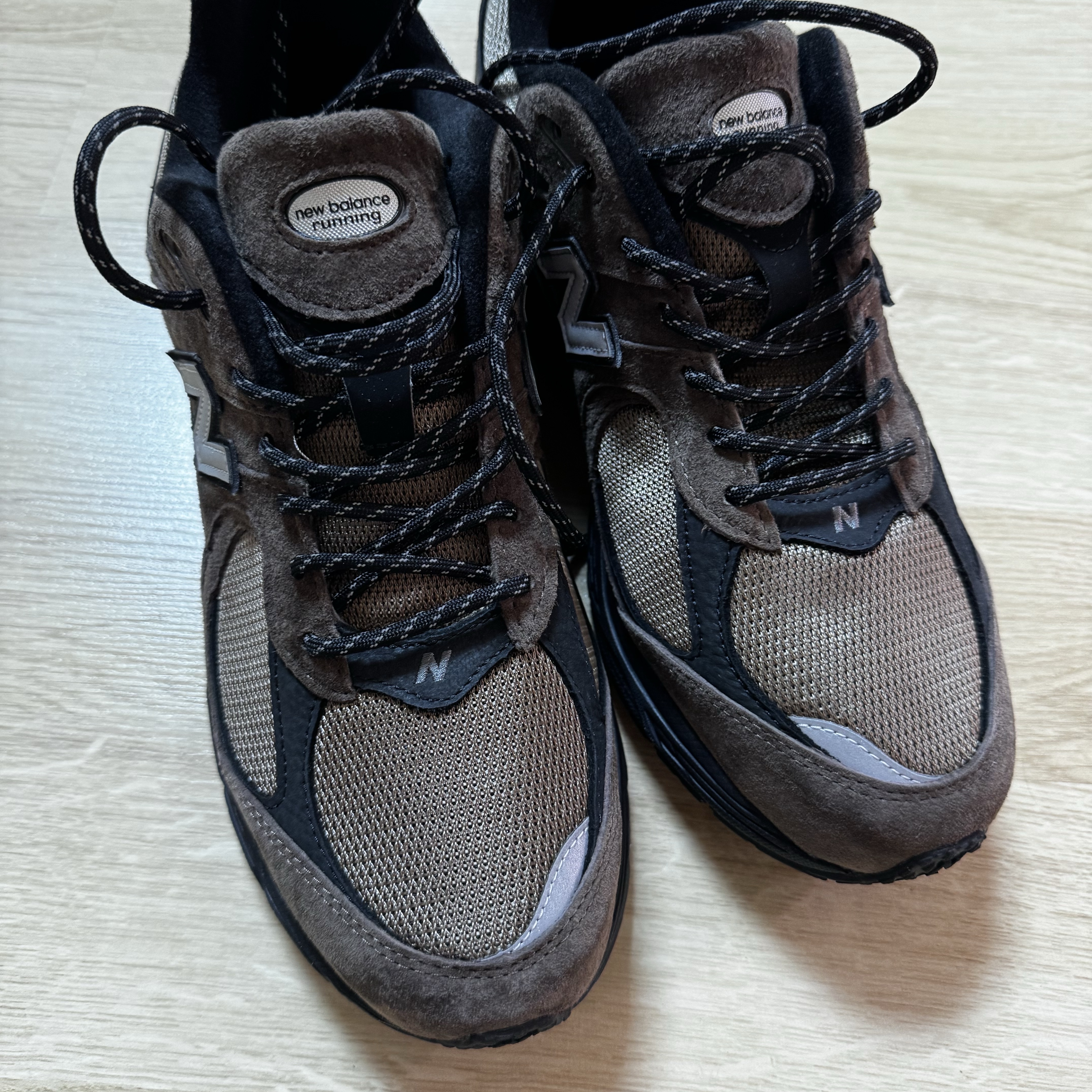 New Balance 2002R Brown Black 착용 스타일