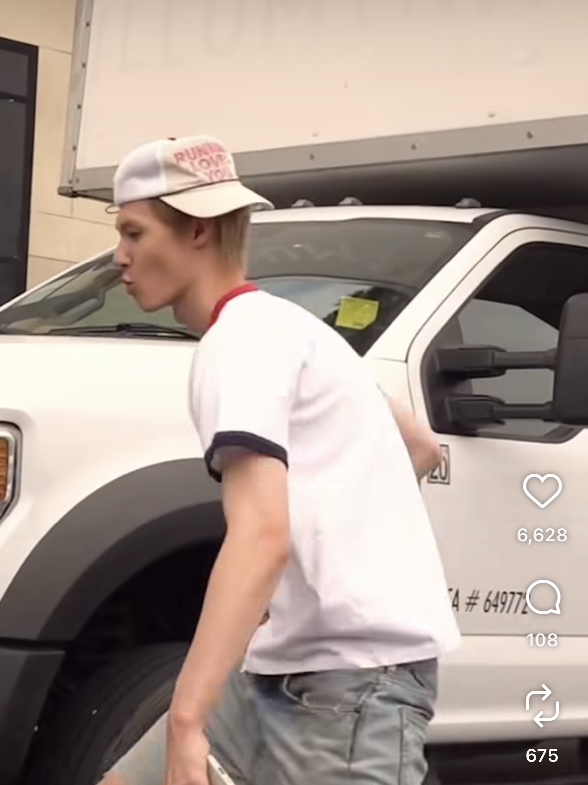 Alex Zono Running Loves You Trucker Hat OG Beige 착용 스타일 - 1