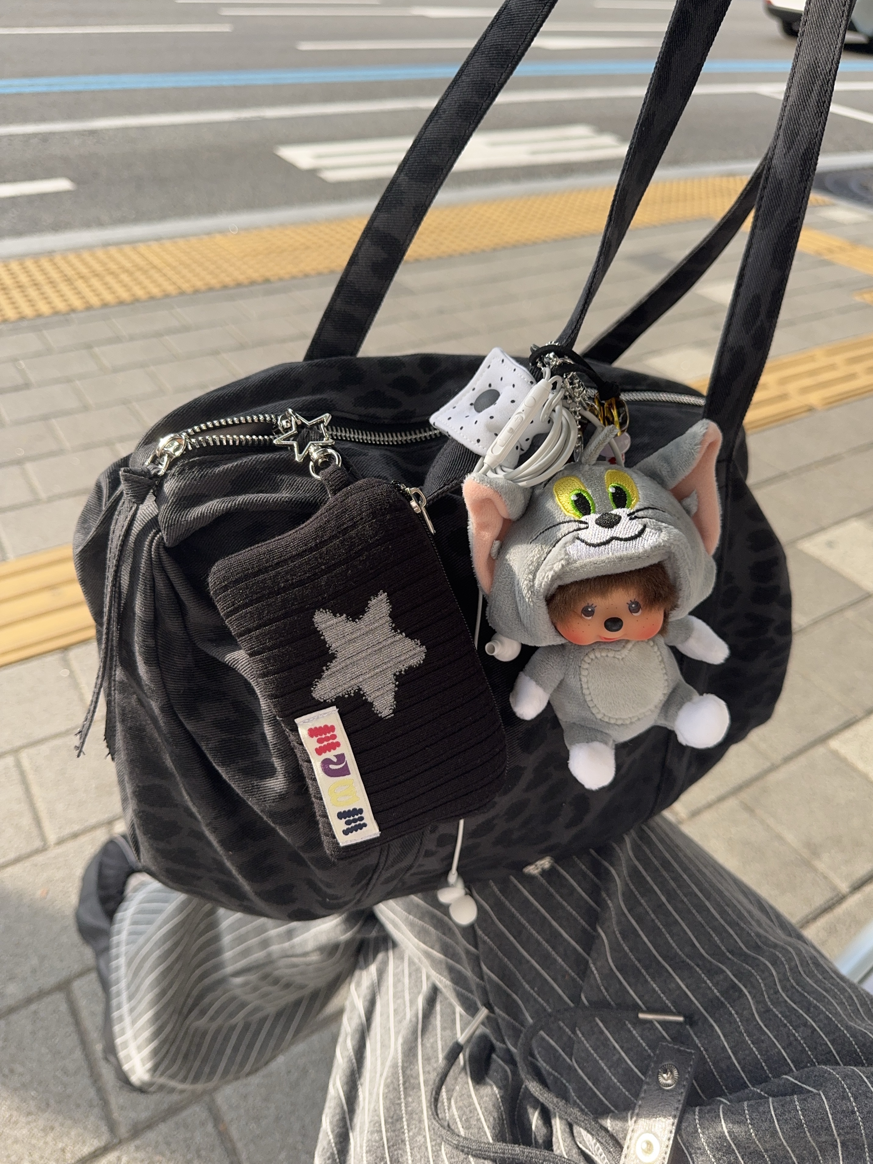 Monchhichi x Tom & Jerry SS Doll Mini Key Chain Tom 착용 스타일 - 1