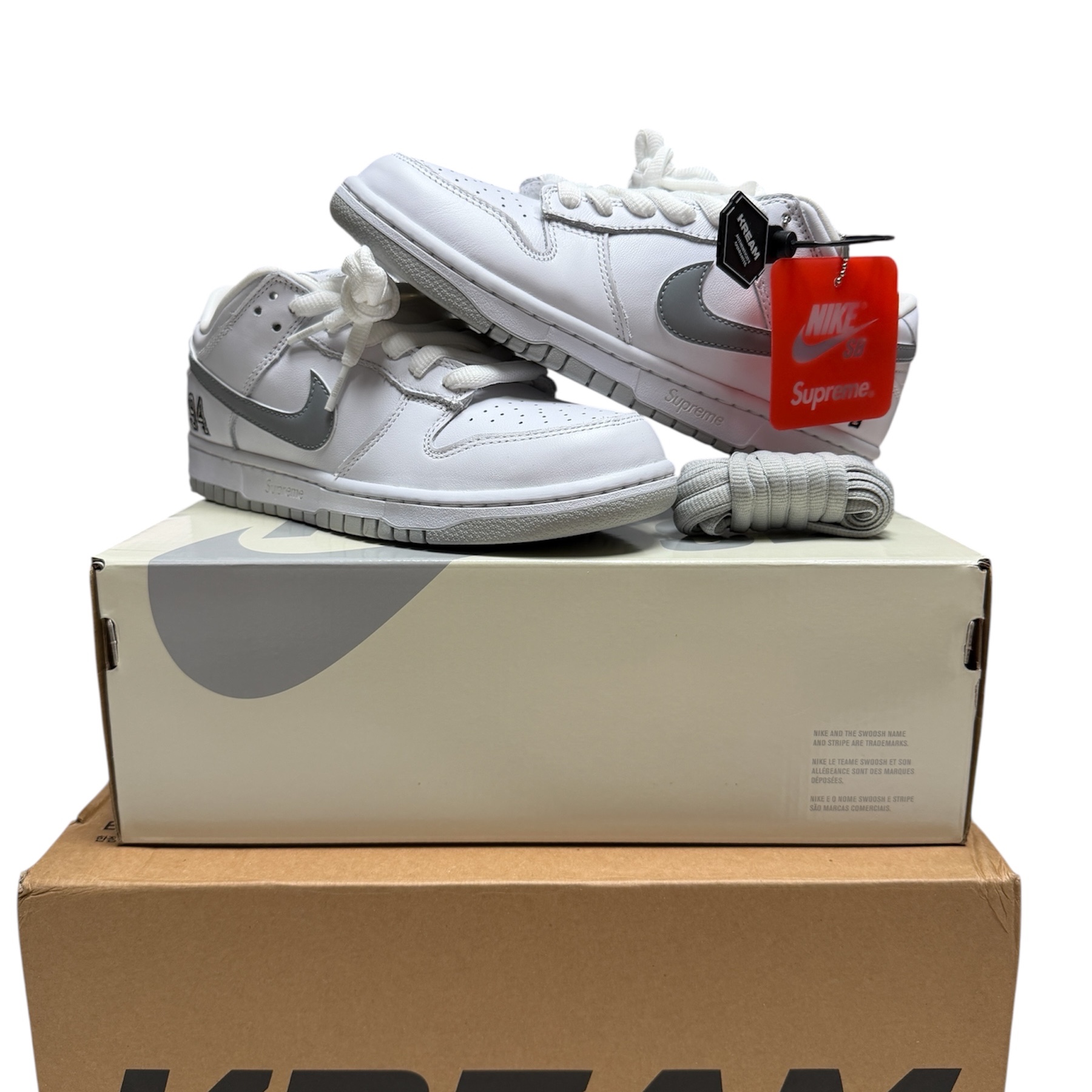 Nike x Supreme SB Dunk Low White 착용 스타일