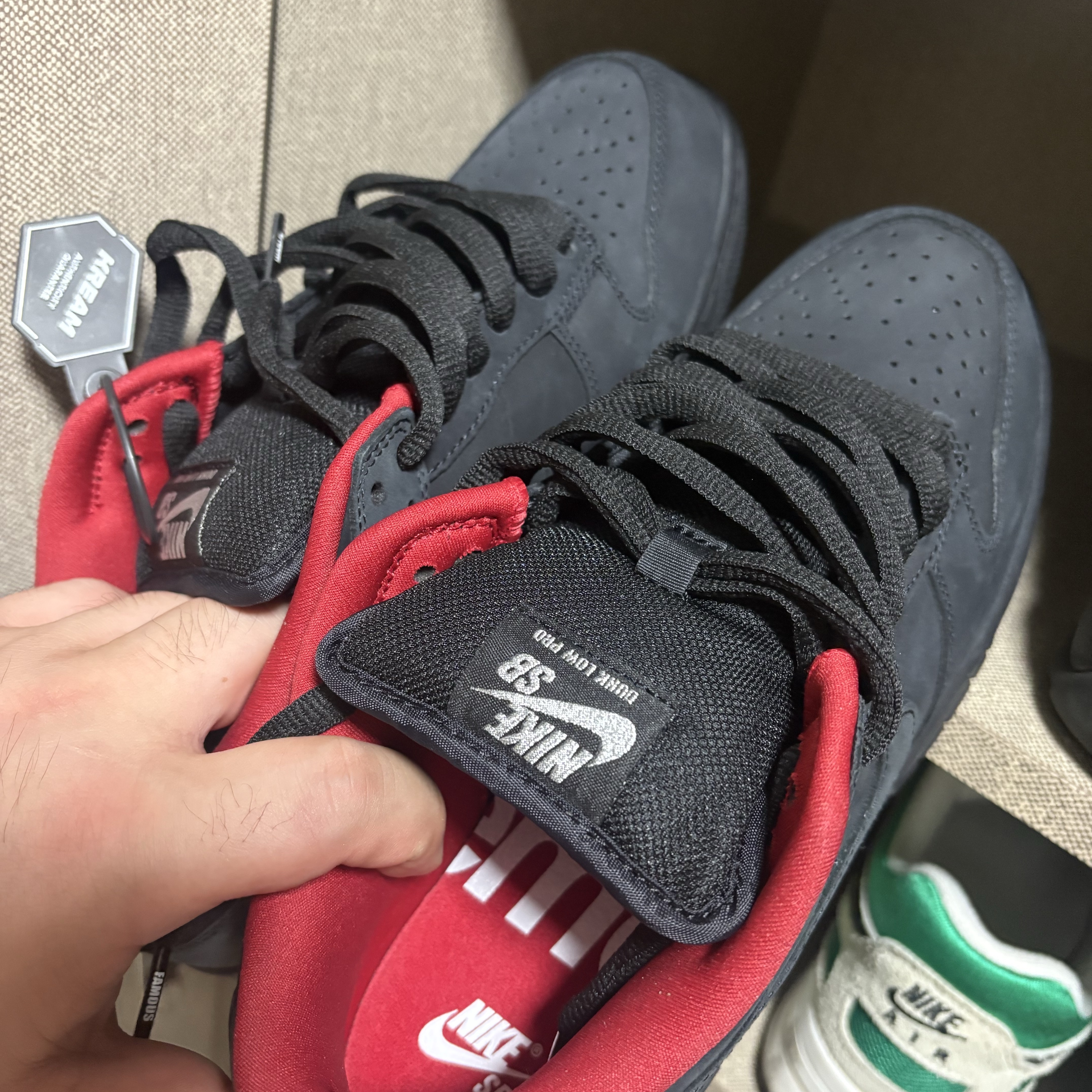 Nike x Supreme SB Dunk Low Black 착용 스타일
