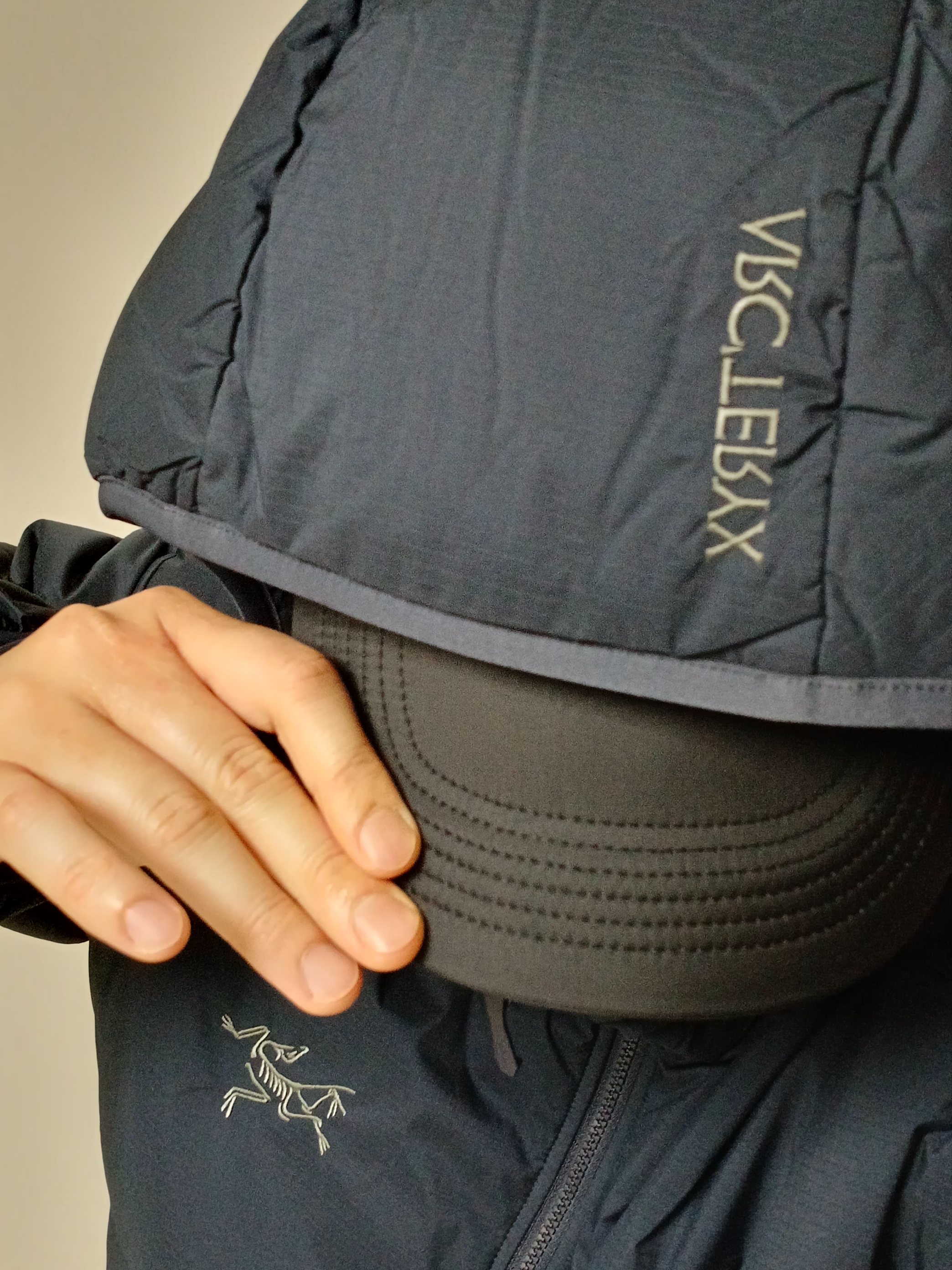 Nike ACG Trail Cap Black, Arc'teryx Atom SV Hoody Black Sapphire 착용 스타일 - 5