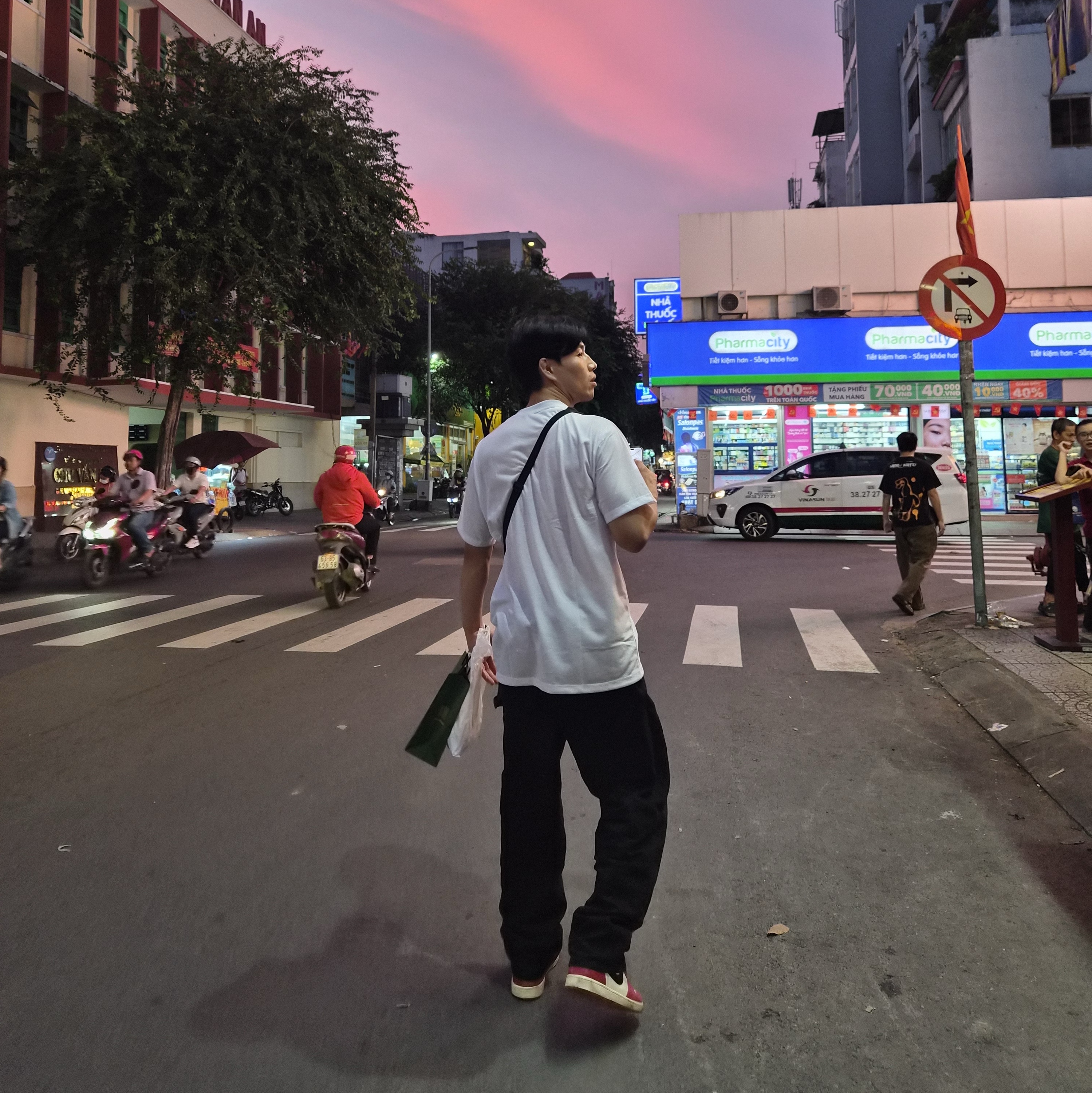 Jordan 1 Retro High OG Chicago 2022, Supreme Magazine S/S Shirt Multicolor - 23SS 착용 스타일 - 2