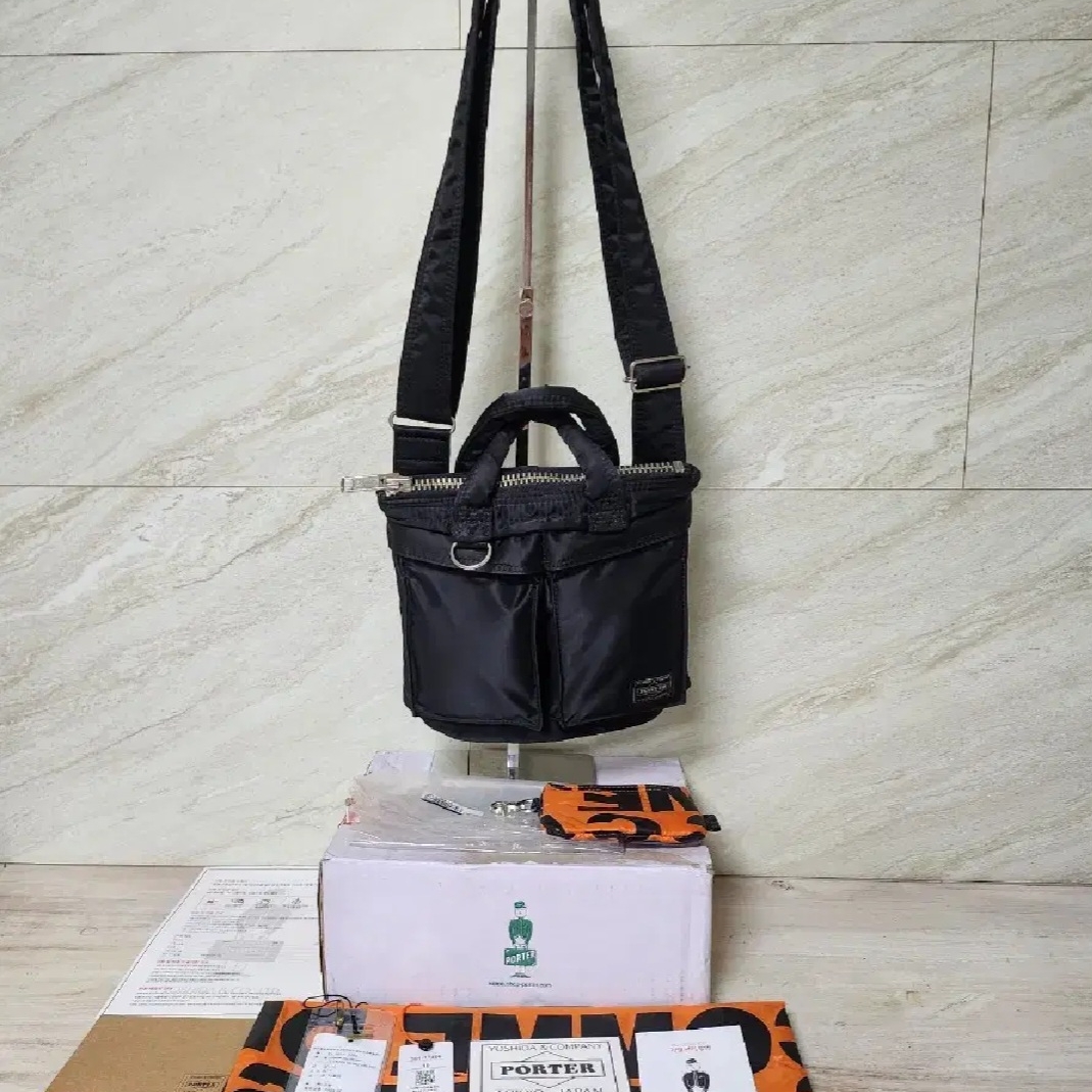 Porter x Comme des Garcons Tanker Helmet Bag XS Black 착용 스타일 - 1